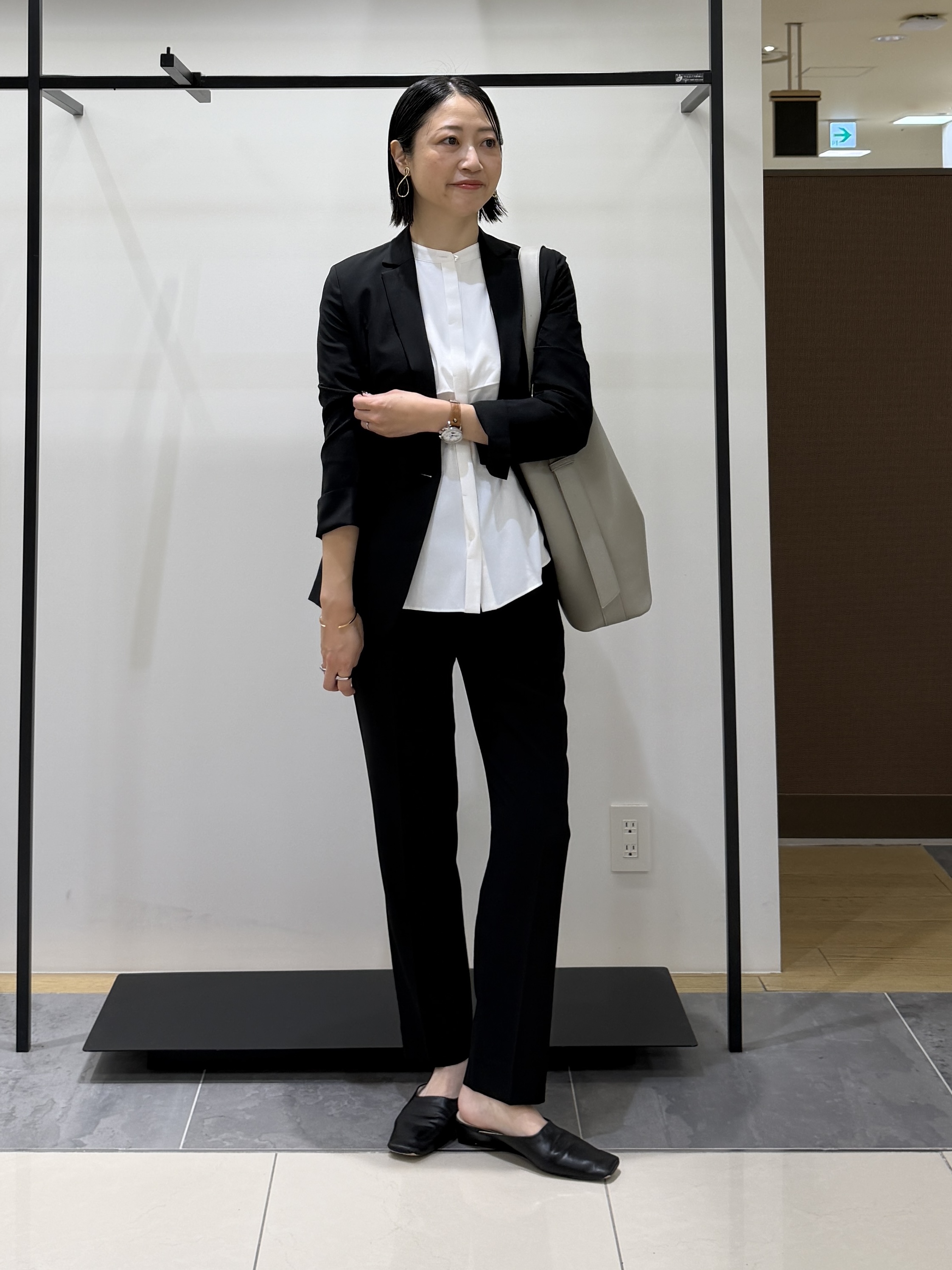 shihoさんの「INDIVI｜【接触冷感/UVケア/夏羽織り/着る日傘】ケープ風ブラウス」を使ったコーディネート