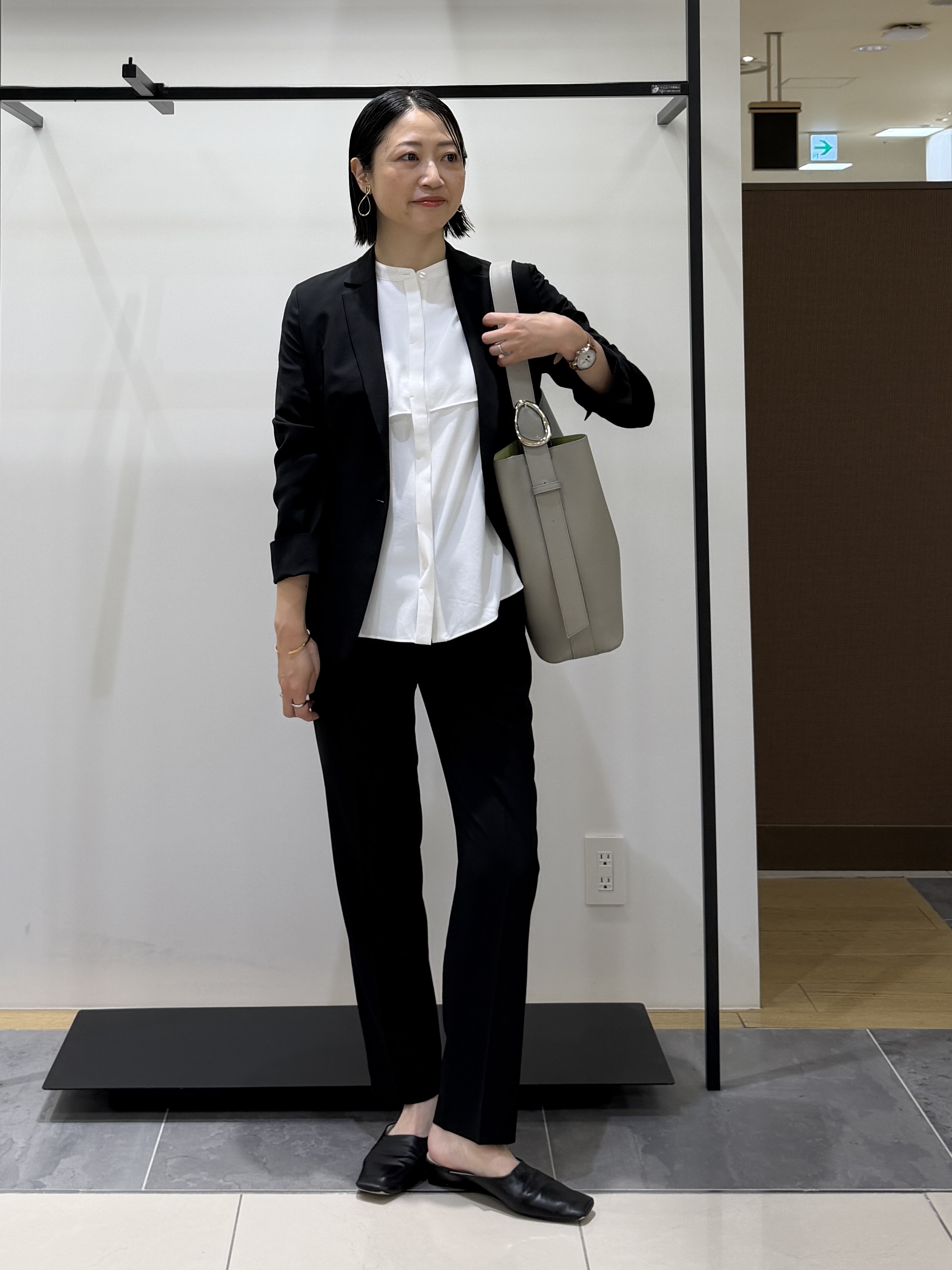 shihoさんの「INDIVI｜【接触冷感/UVケア/夏羽織り/着る日傘】ケープ風ブラウス」を使ったコーディネート