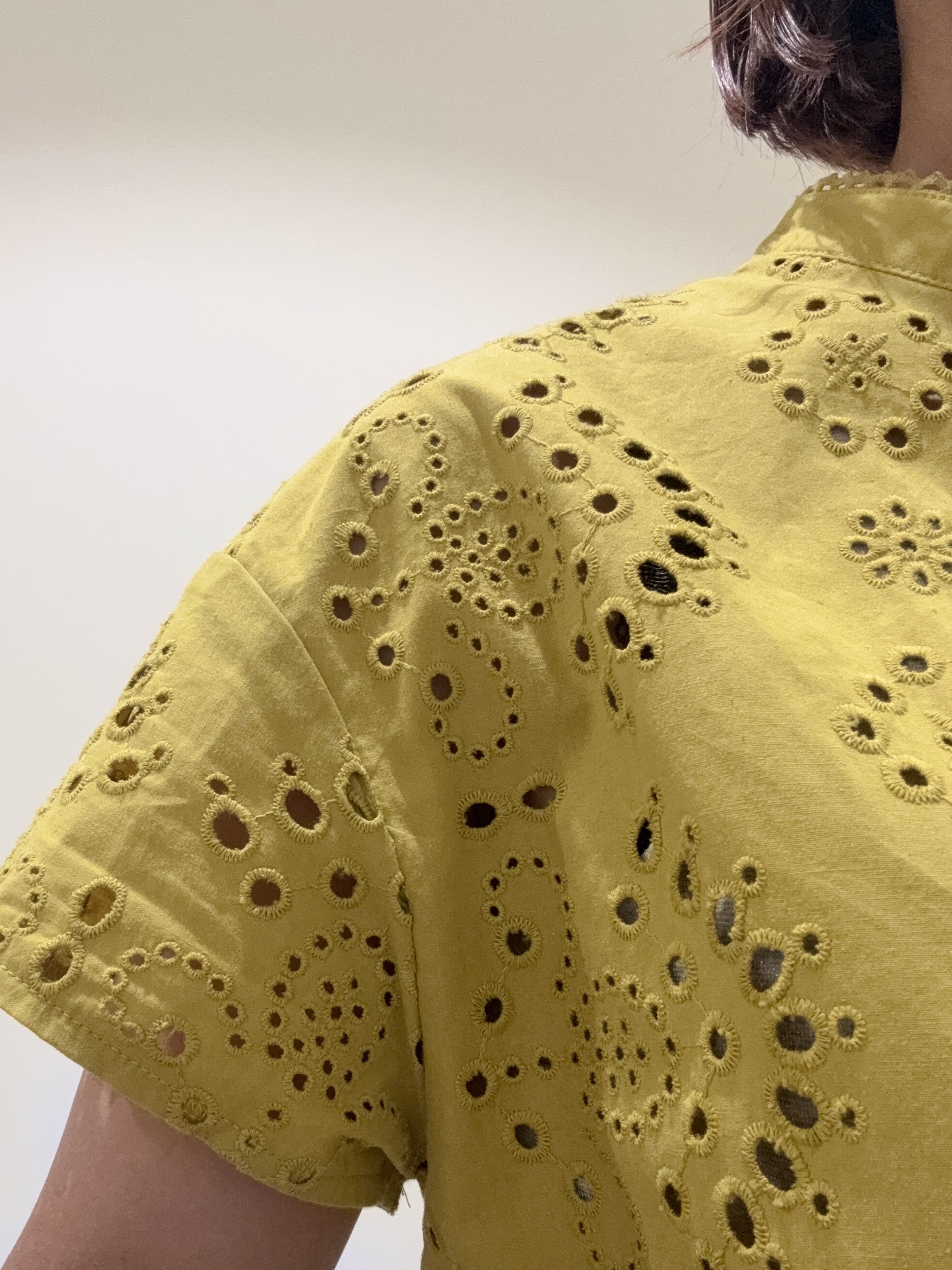 ベルツリーさんの「Reflect｜【通勤◎】カットワーク刺繍レース シャツブラウス」を使ったコーディネート