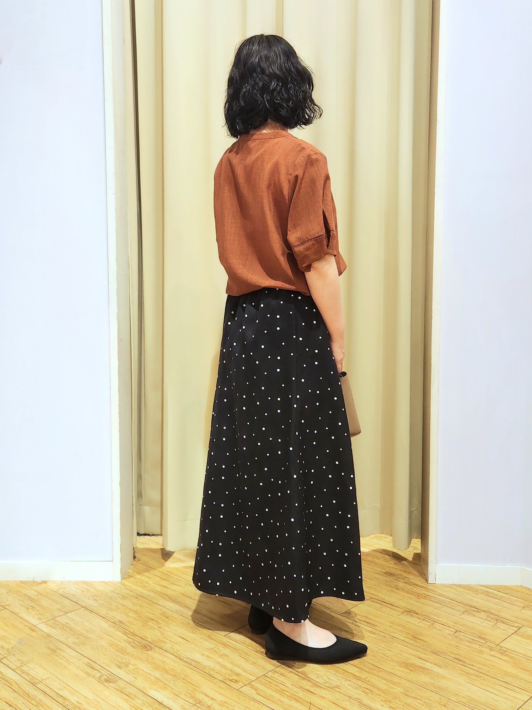 くまさんの「SHOO･LA･RUE｜【洗濯後しわになりにくい/インせずきまる】お袖のハシゴレースで涼やかに 麻調スキッパーブラウス」を使ったコーディネート