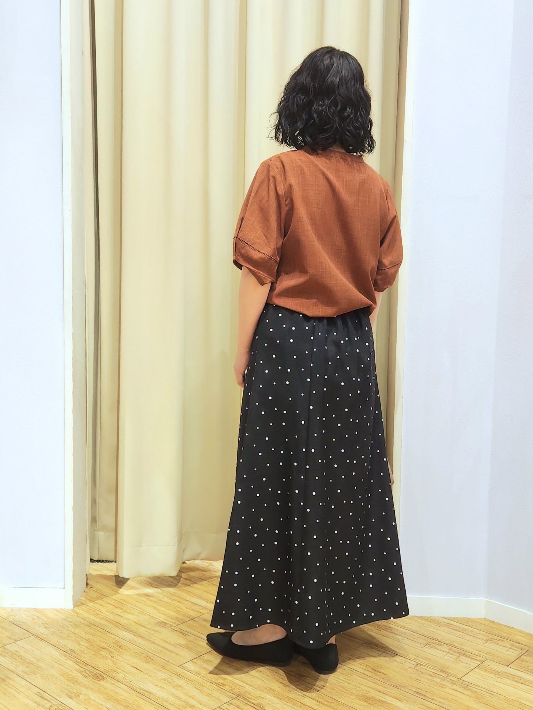 くまさんの「SHOO･LA･RUE｜【洗濯後しわになりにくい/インせずきまる】お袖のハシゴレースで涼やかに 麻調スキッパーブラウス」を使ったコーディネート