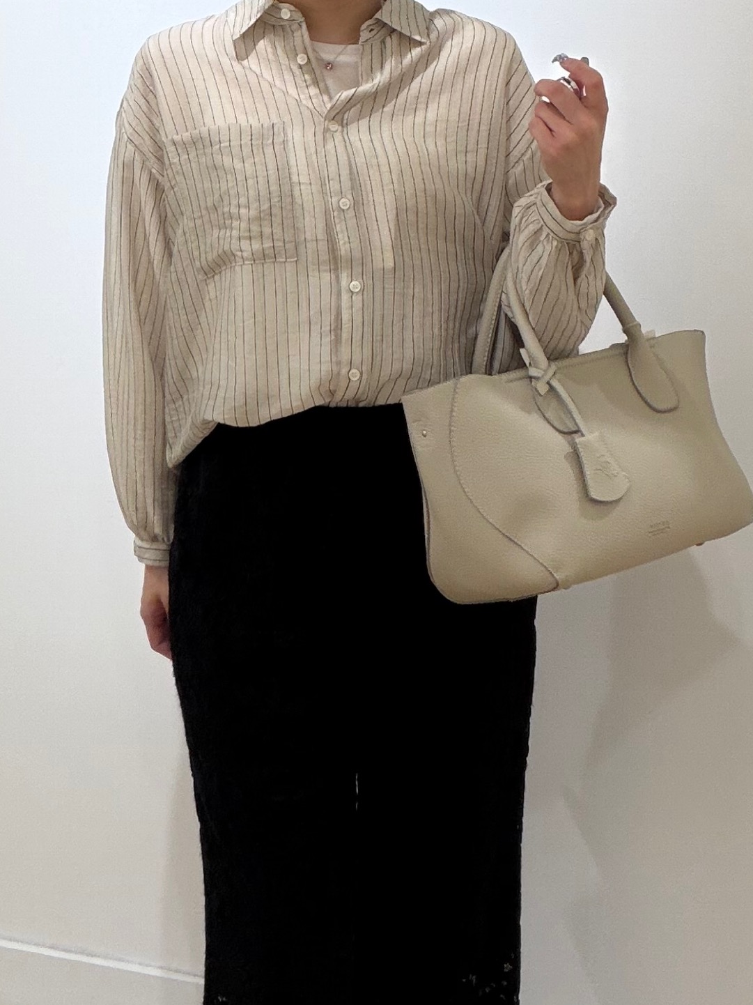 秦美里さんの「Dessin｜シアーストライプドロストシャツ」を使ったコーディネート