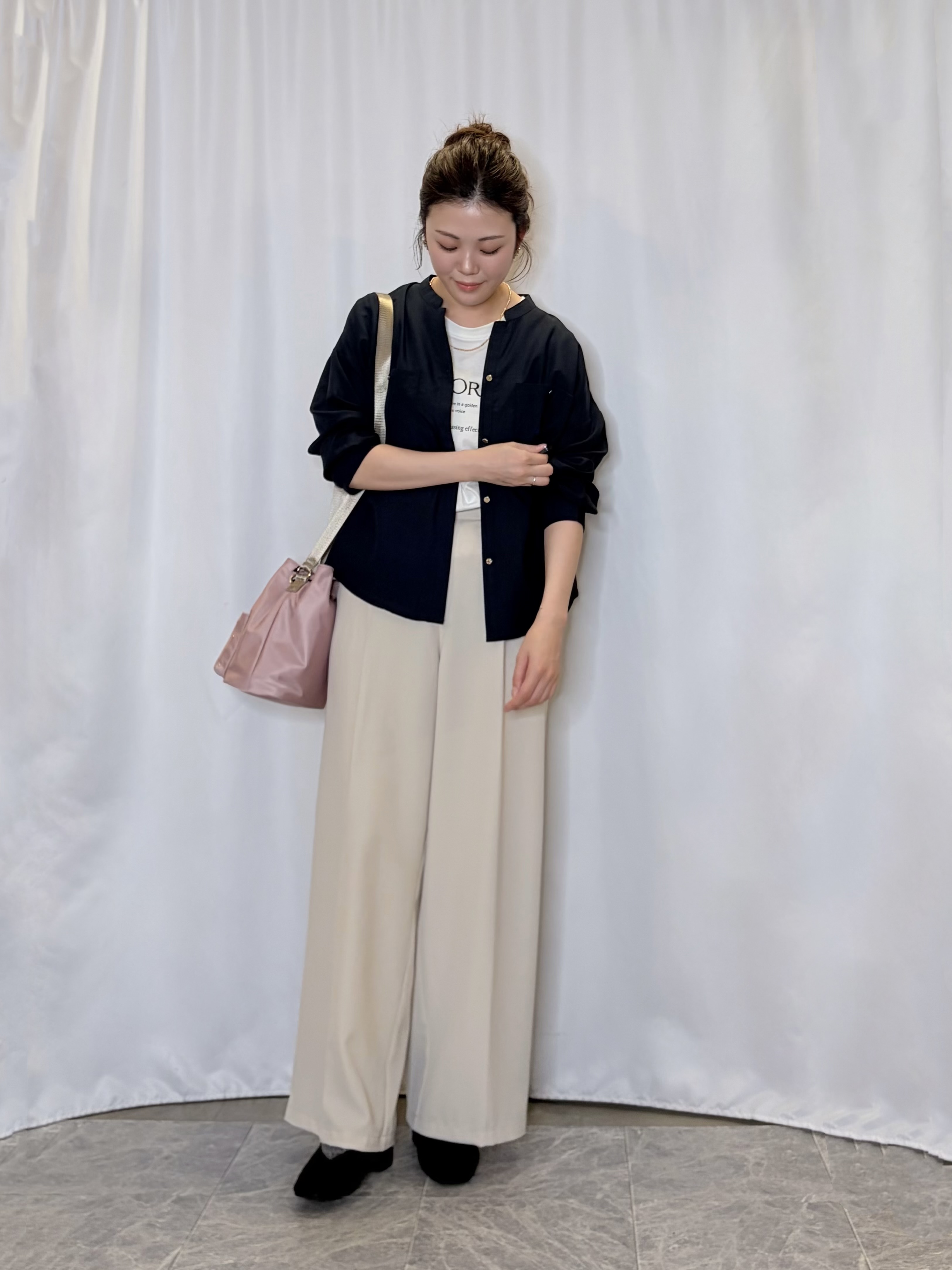 おうめさんの「SHOO･LA･RUE｜【洗濯後しわになりにくい/S-LL】キーネック金ボタンポケットシャツ」を使ったコーディネート