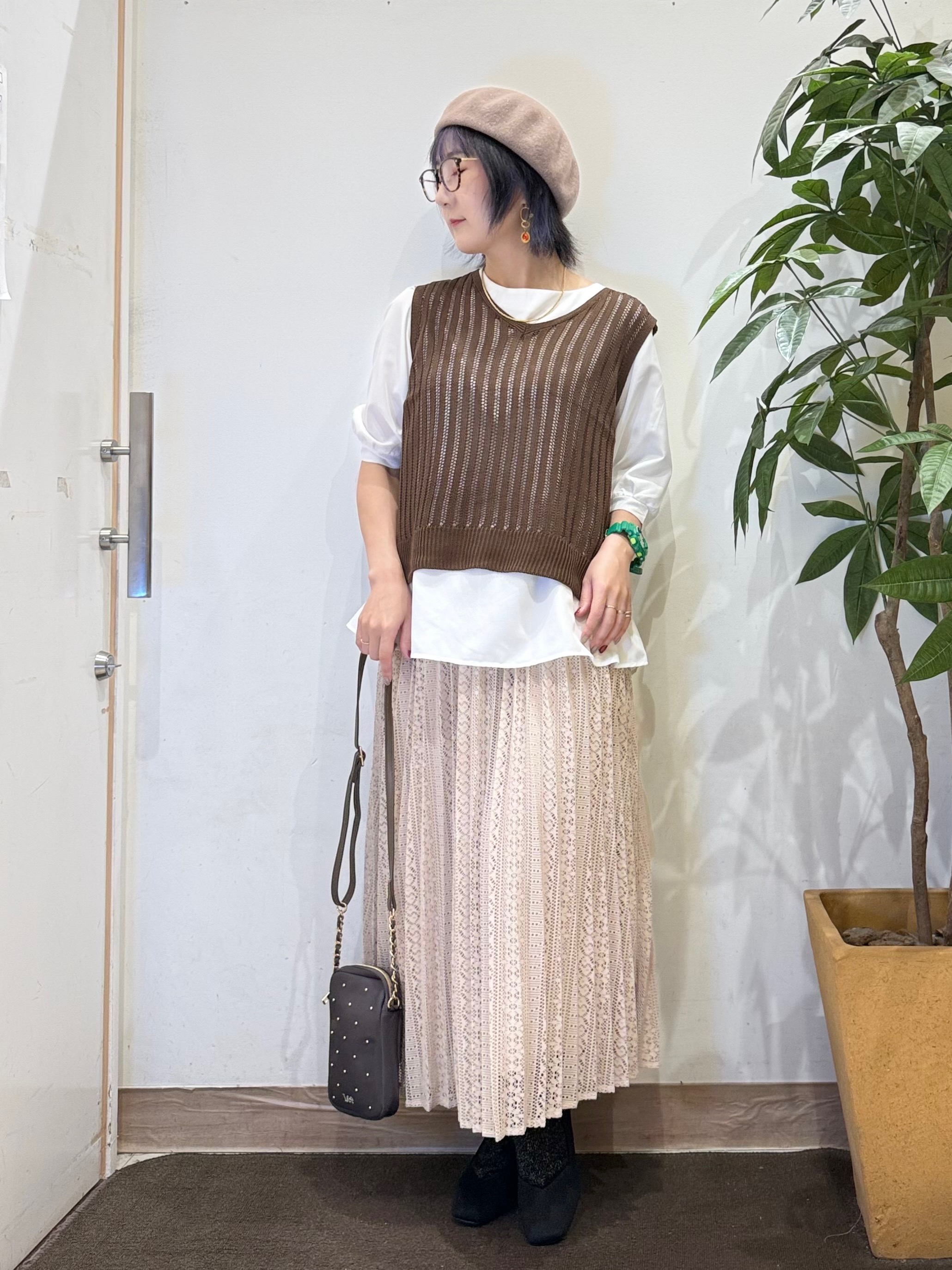 misakiさんの「SHOO･LA･RUE｜【2点セット/洗濯機可/S-LL】透かし編みニットベスト＋5分袖シャツ」を使ったコーディネート