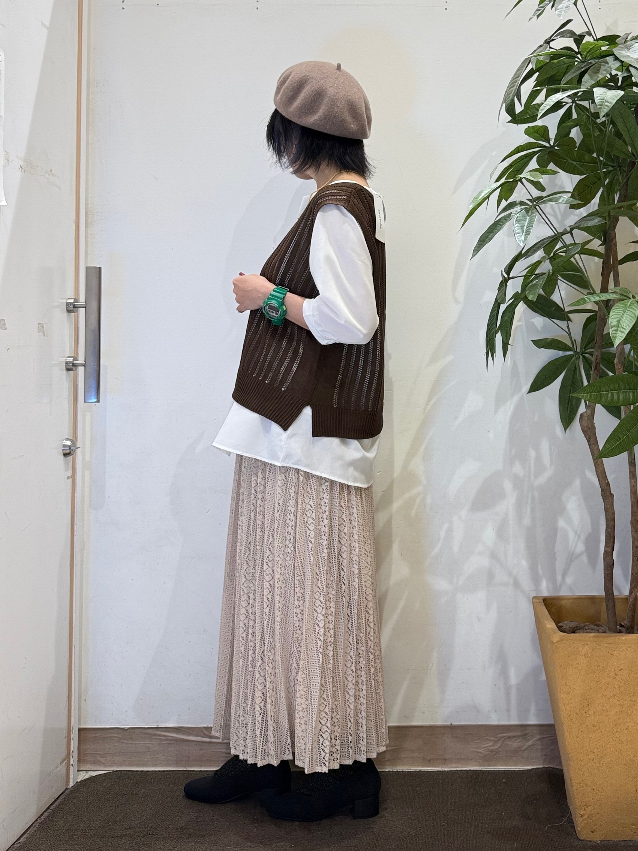 misakiさんの「SHOO･LA･RUE｜【2点セット/洗濯機可/S-LL】透かし編みニットベスト＋5分袖シャツ」を使ったコーディネート