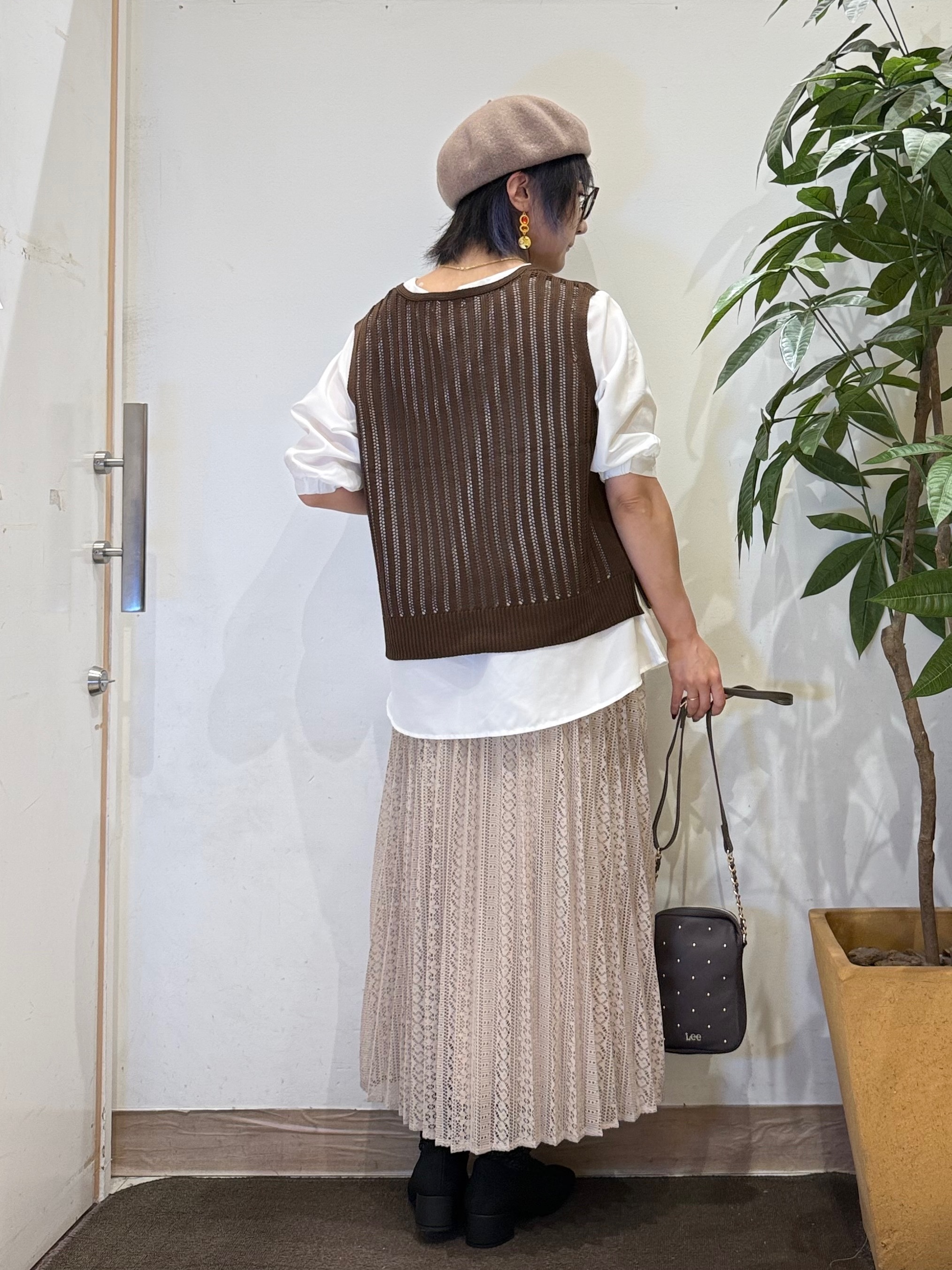 misakiさんの「SHOO･LA･RUE｜【2点セット/洗濯機可/S-LL】透かし編みニットベスト＋5分袖シャツ」を使ったコーディネート