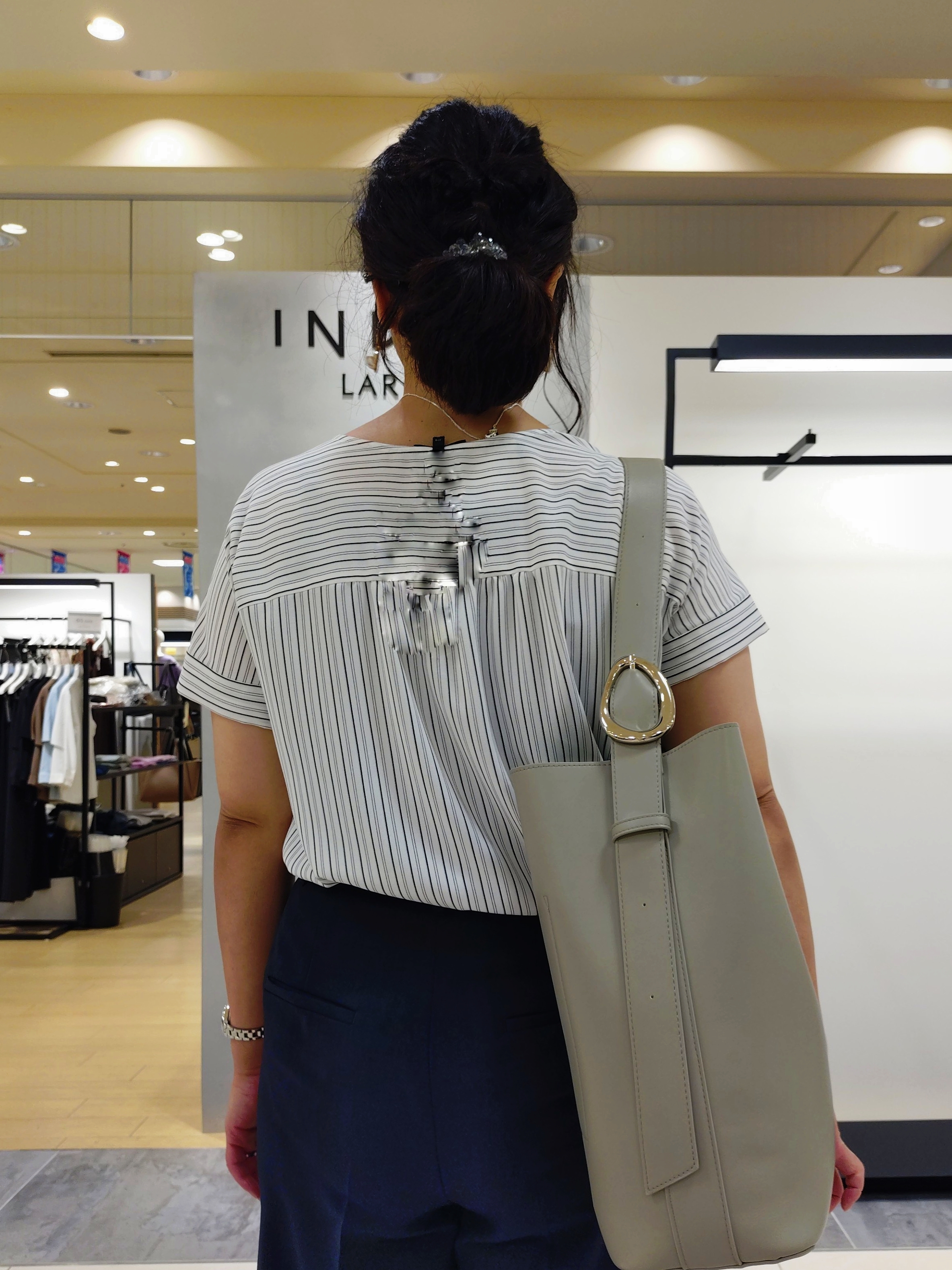 TOMOMIさんの「INDIVI｜【定番スーツ／UVケア／洗える】ウール調テーラードジャケット」を使ったコーディネート
