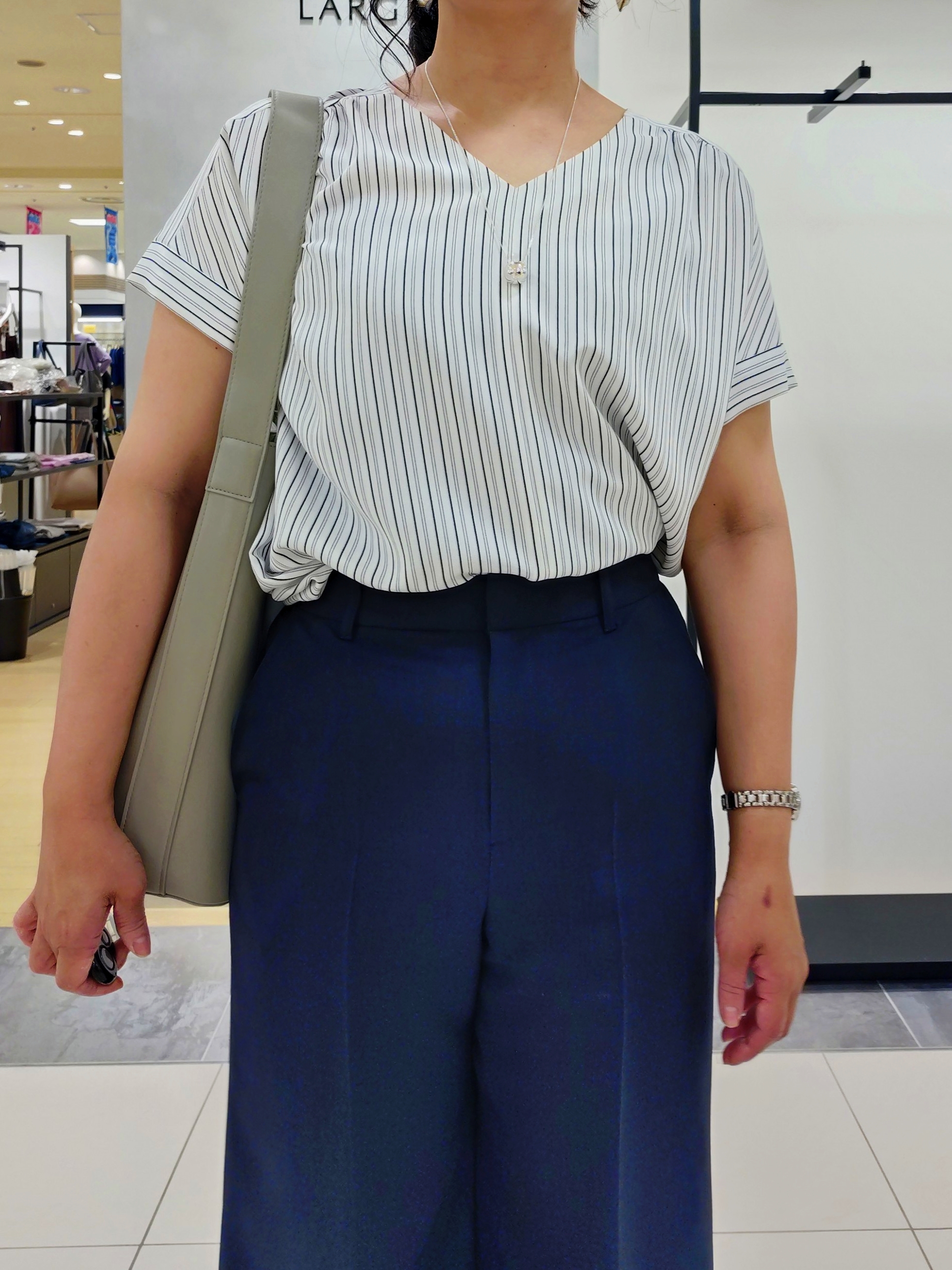 TOMOMIさんの「INDIVI｜【定番スーツ／UVケア／洗える】ウール調テーラードジャケット」を使ったコーディネート