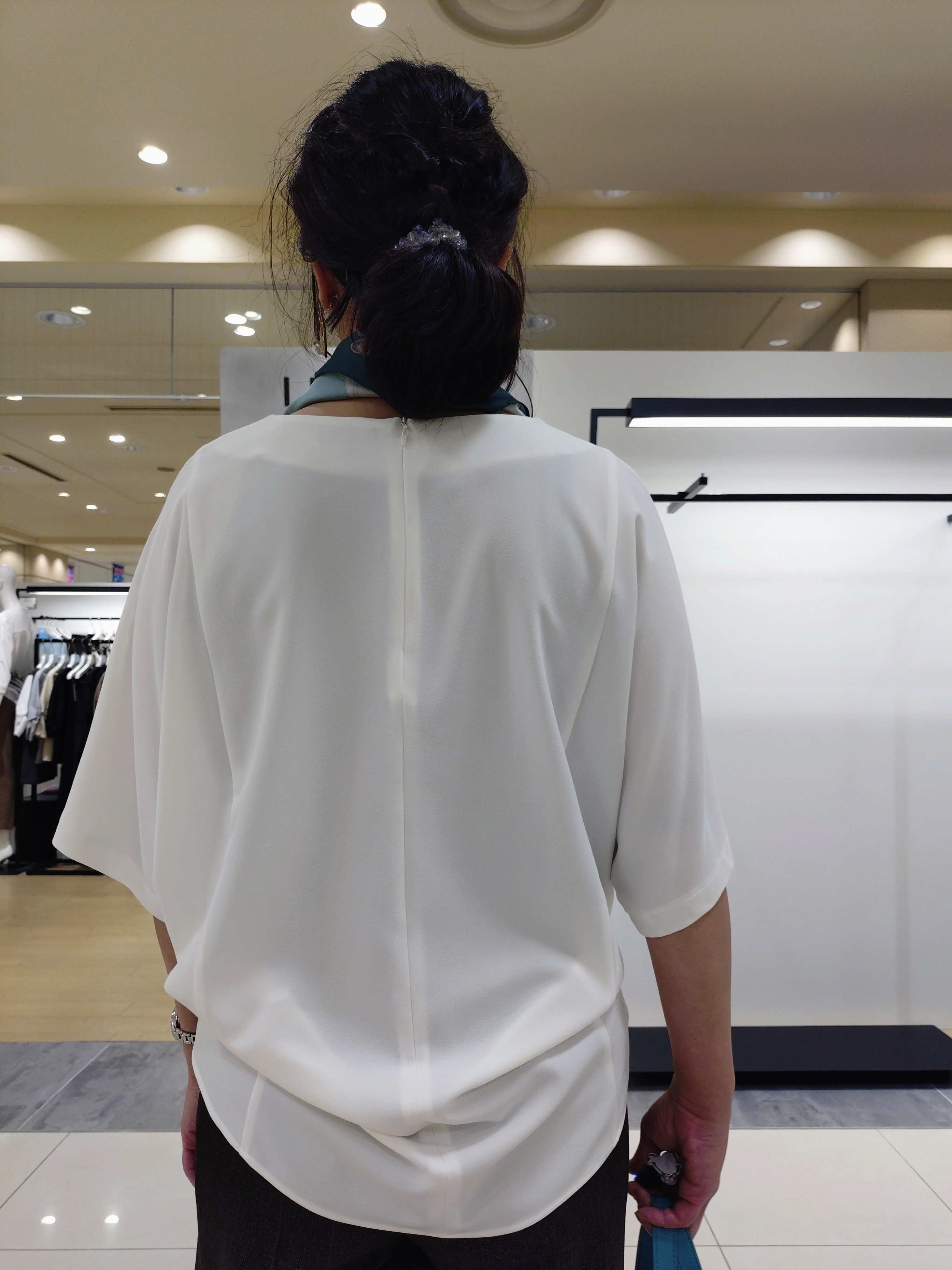 TOMOMIさんの「INDIVI｜【選べる5色】スクエアスカーフ」を使ったコーディネート