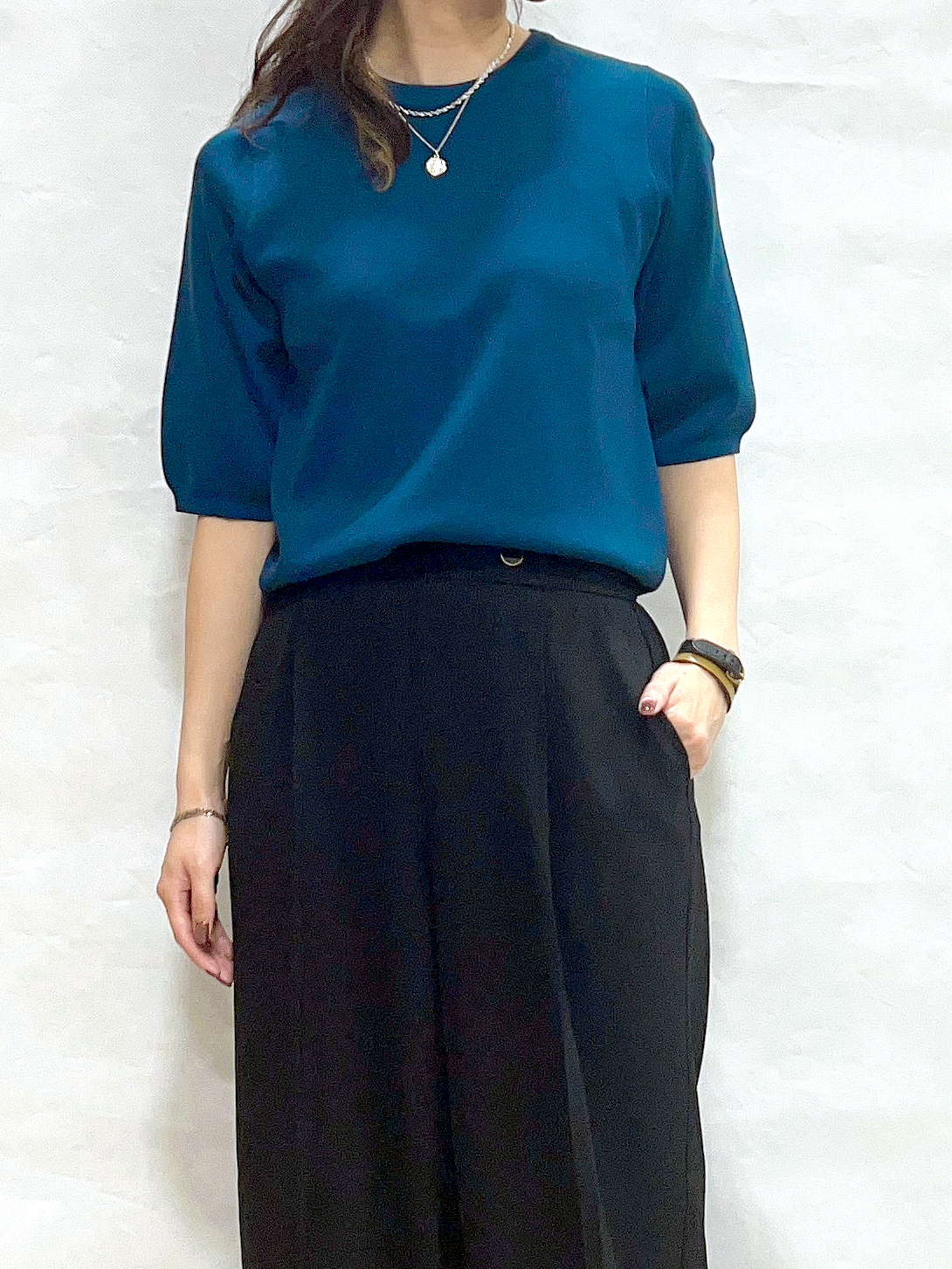まっつんさんの「SHOO･LA･RUE｜【ガンガン洗える/ひんやり/UV/毛玉になりにくい】二の腕見せない 5分袖ニット」を使ったコーディネート
