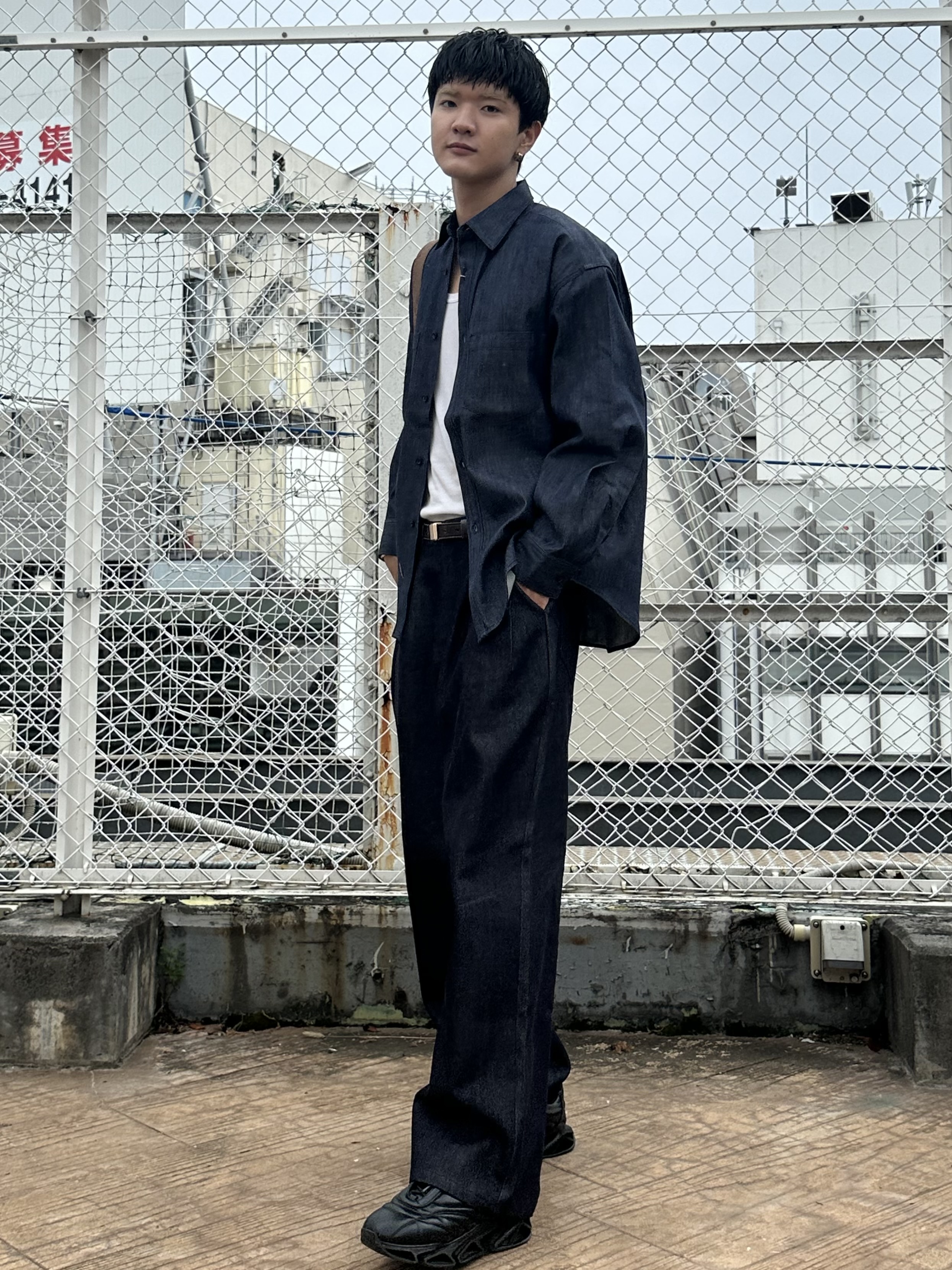 KOHEIさんの「tk.TAKEO KIKUCHI｜【色褪せしにくいデニム】Comfy Fadeless Denim Seriesワイドストレートデニム」を使ったコーディネート