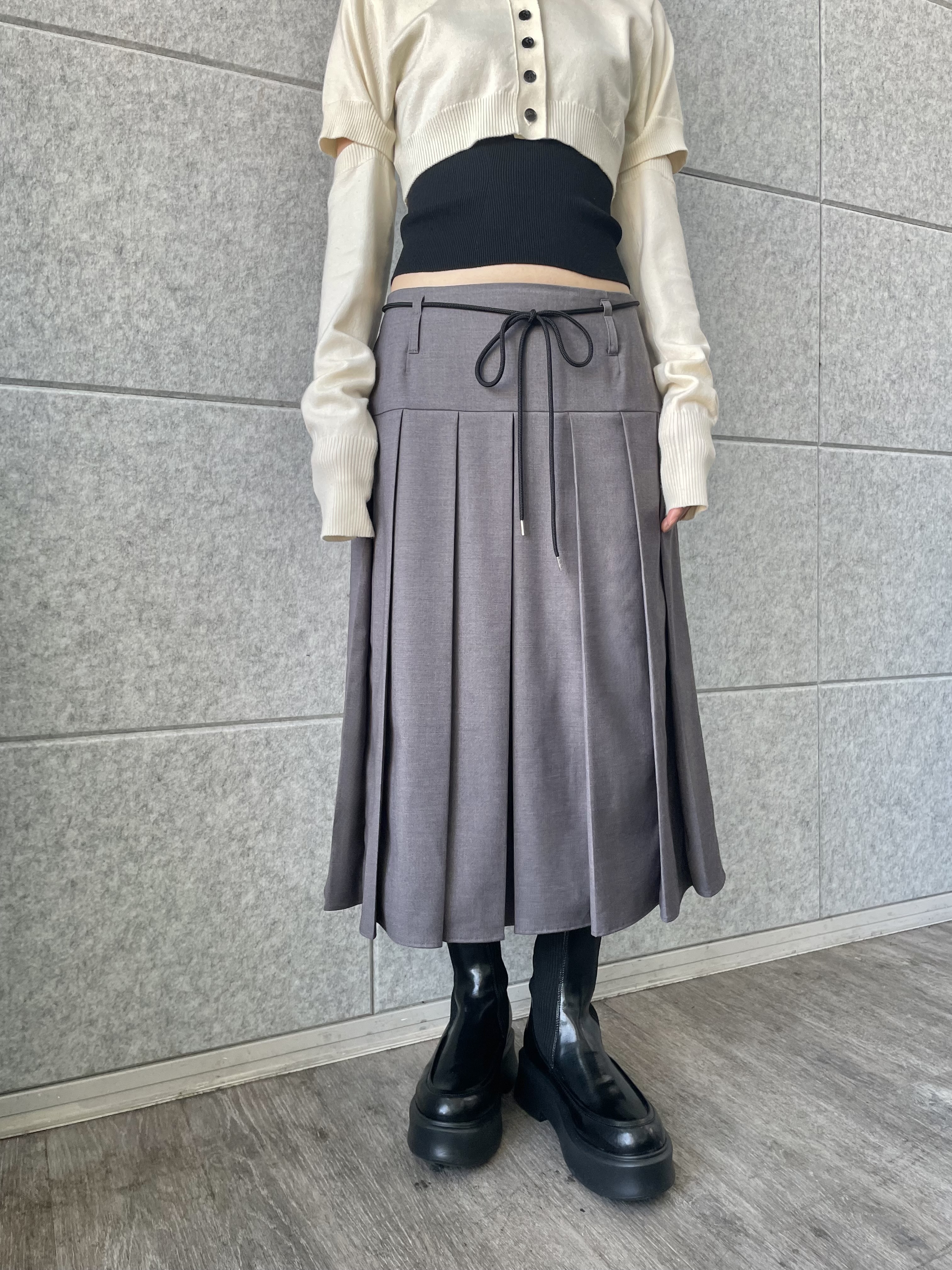 丸山加奈子さんの「CODE A｜modular button knit cardigan」を使ったコーディネート