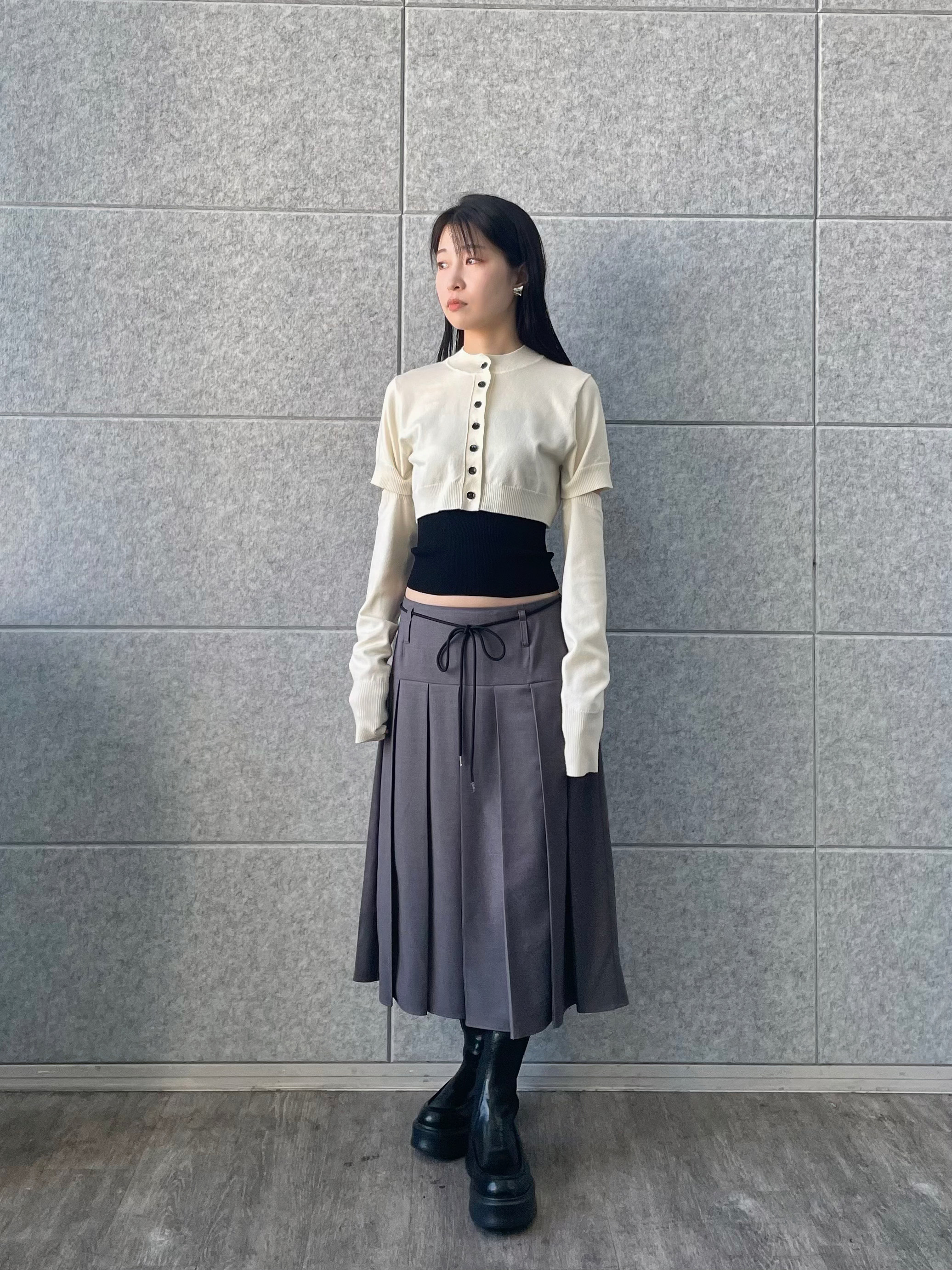 丸山加奈子さんの「CODE A｜modular button knit cardigan」を使ったコーディネート