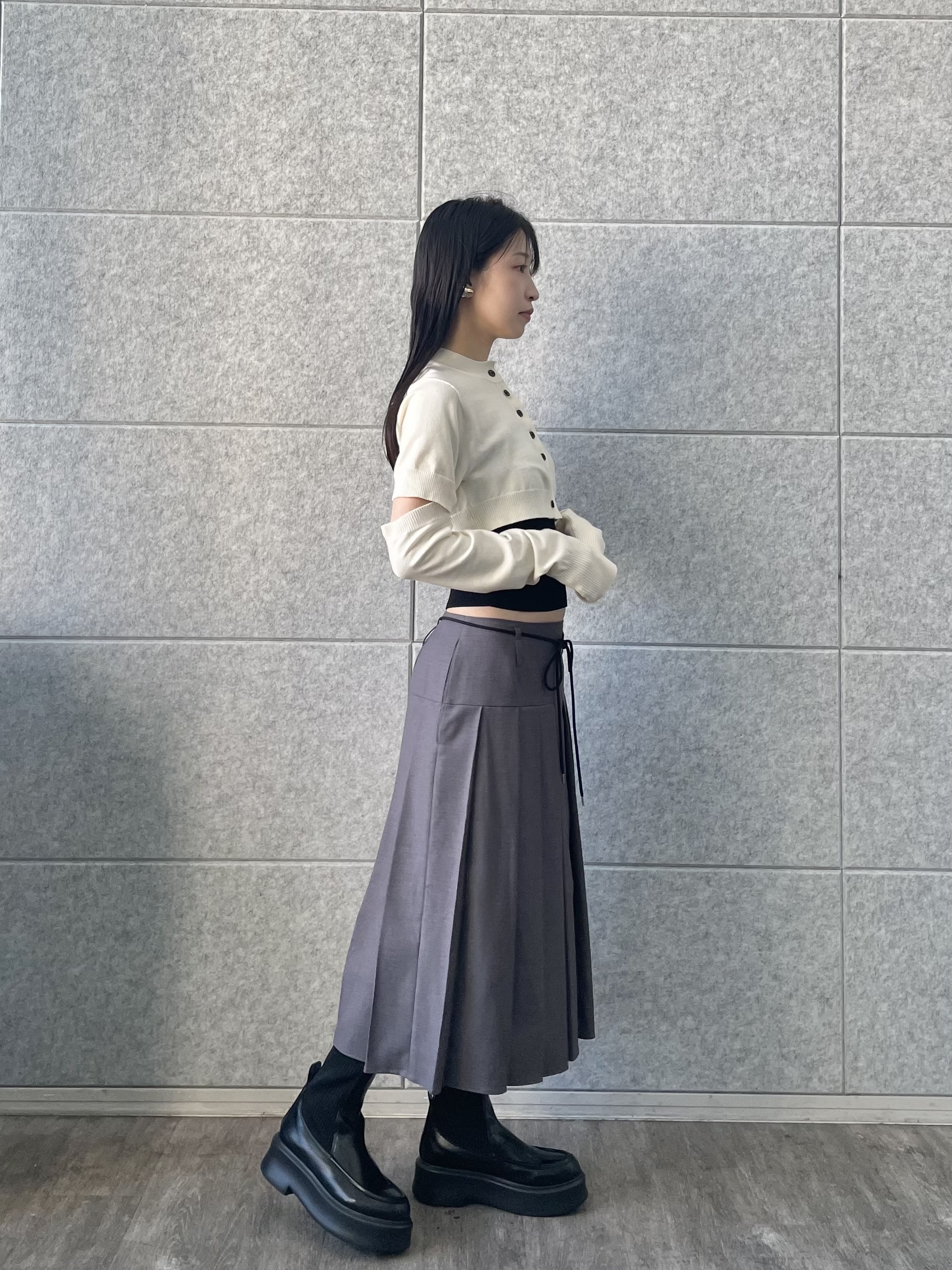 丸山加奈子さんの「CODE A｜modular button knit cardigan」を使ったコーディネート