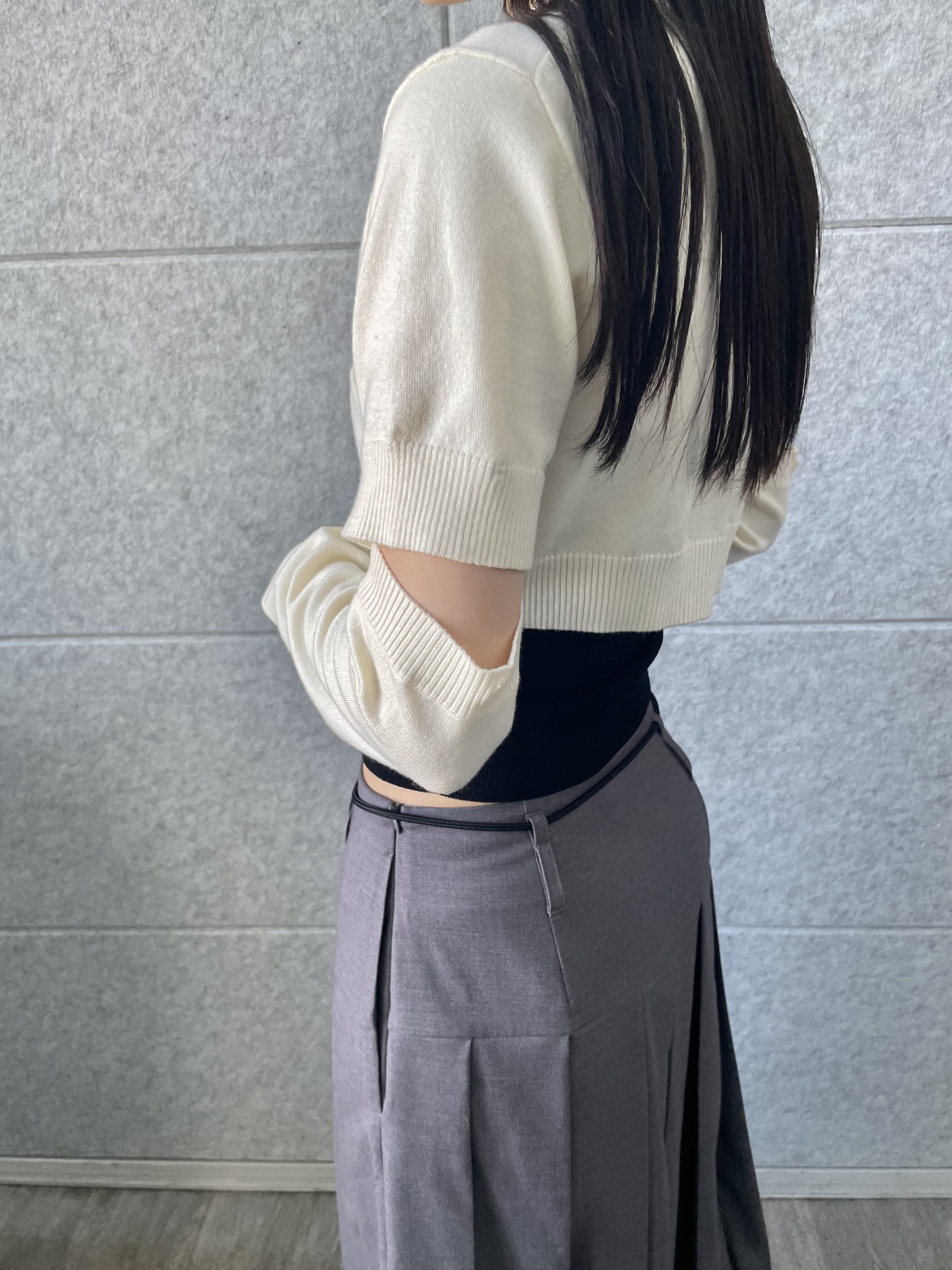 丸山加奈子さんの「CODE A｜modular button knit cardigan」を使ったコーディネート