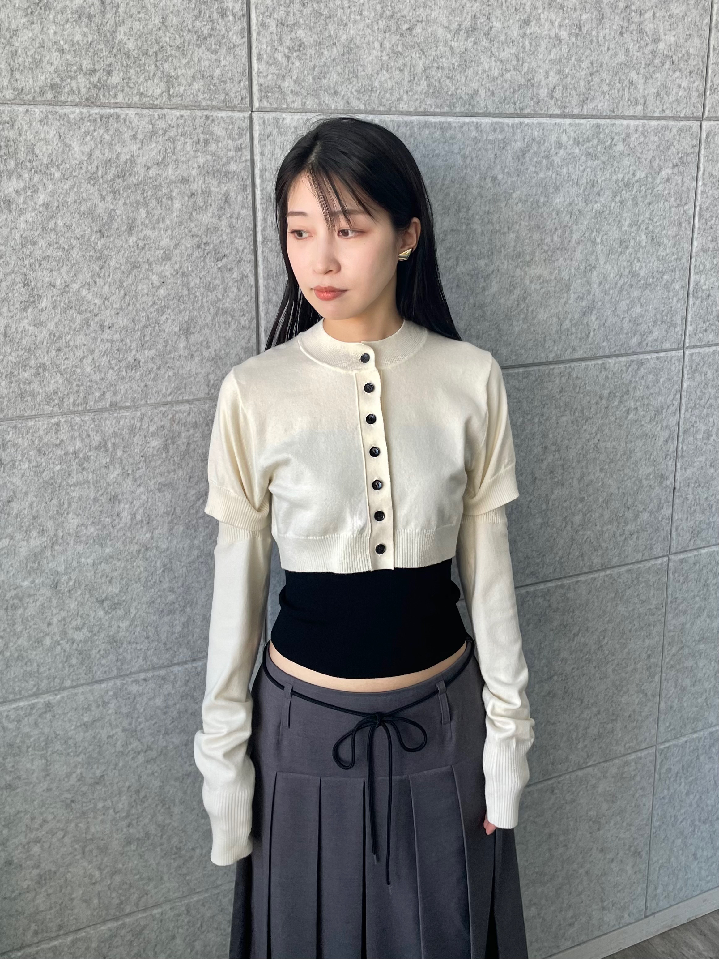 丸山加奈子さんの「CODE A｜modular button knit cardigan」を使ったコーディネート