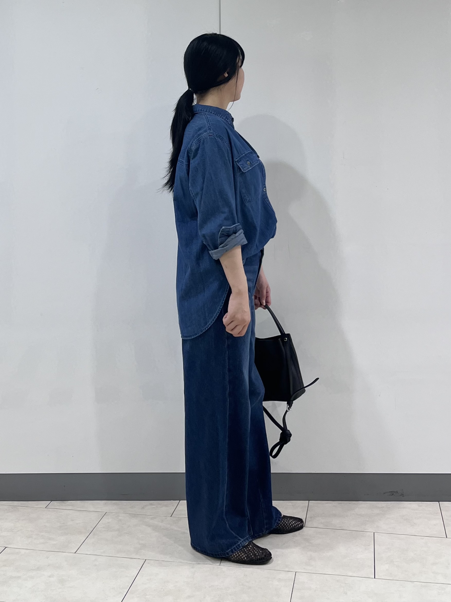 hasuさんの「INDIVI｜【洗える／体型カバー】ライトデニム ワークシャツ」を使ったコーディネート