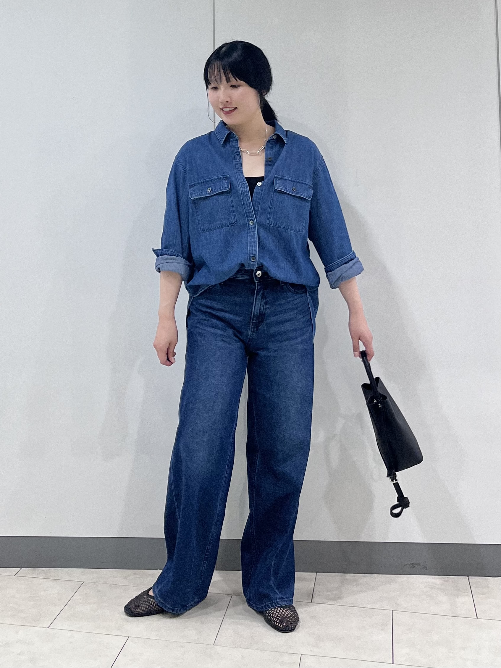 hasuさんの「INDIVI｜【洗える／体型カバー】ライトデニム ワークシャツ」を使ったコーディネート