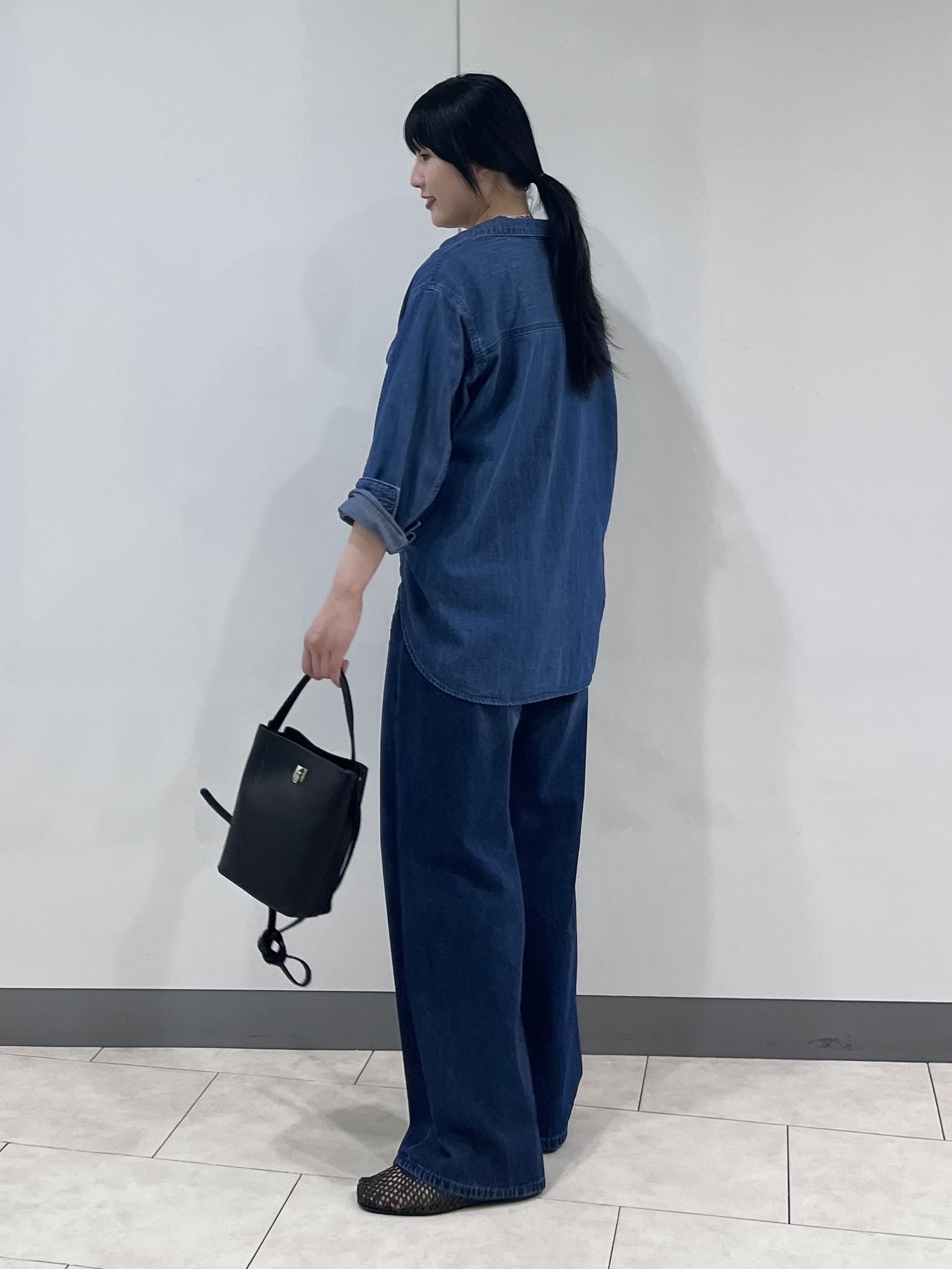 hasuさんの「INDIVI｜【洗える／体型カバー】ライトデニム ワークシャツ」を使ったコーディネート