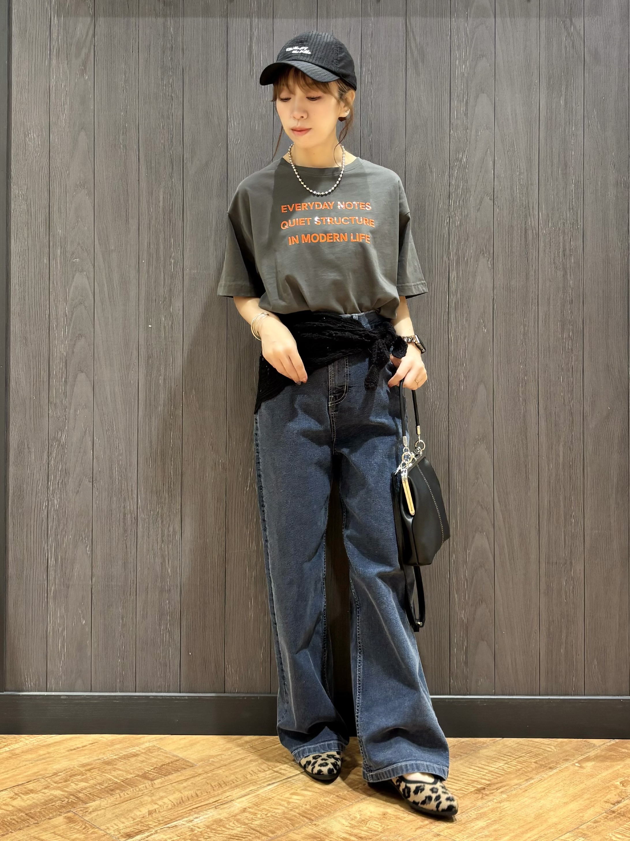 meiさんの「SHOO･LA･RUE｜【S-LL/洗濯機可】大人っぽく着られる ジェルロゴプリントTシャツ」を使ったコーディネート