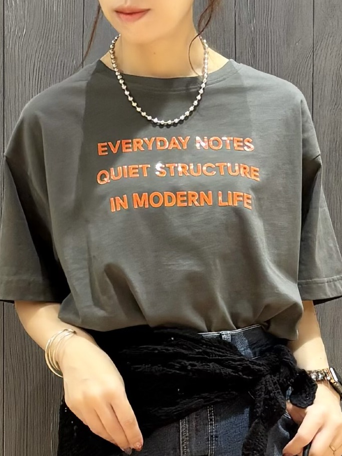 meiさんの「SHOO･LA･RUE｜【S-LL/洗濯機可】大人っぽく着られる ジェルロゴプリントTシャツ」を使ったコーディネート