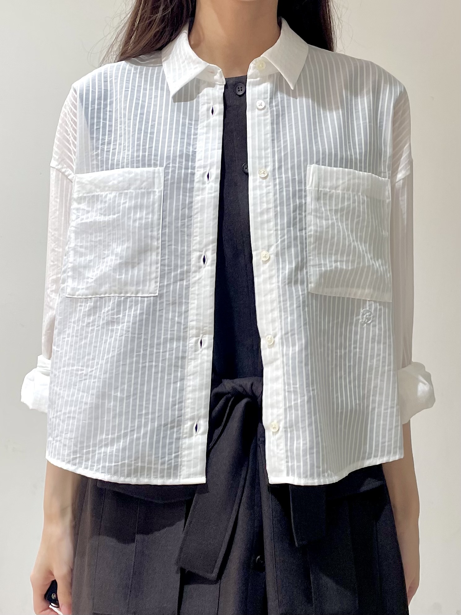 ことさんの「DRESSTERIOR｜シアーストライプクロップドシャツ」を使ったコーディネート