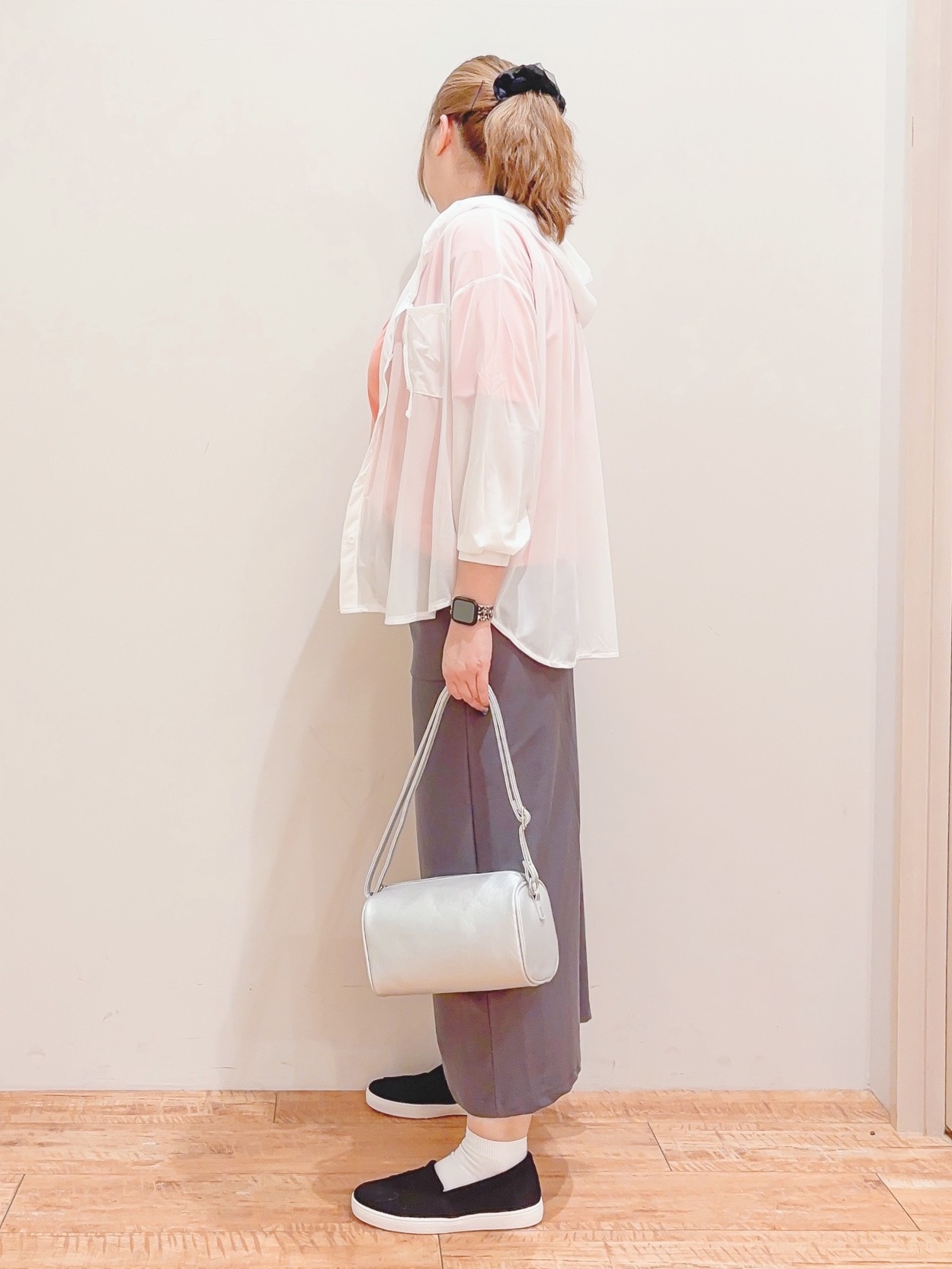 naoさんの「SHOO･LA･RUE｜【洗濯機可/体型カバー】程よい透け感の ゆるシア―シャツパーカ」を使ったコーディネート