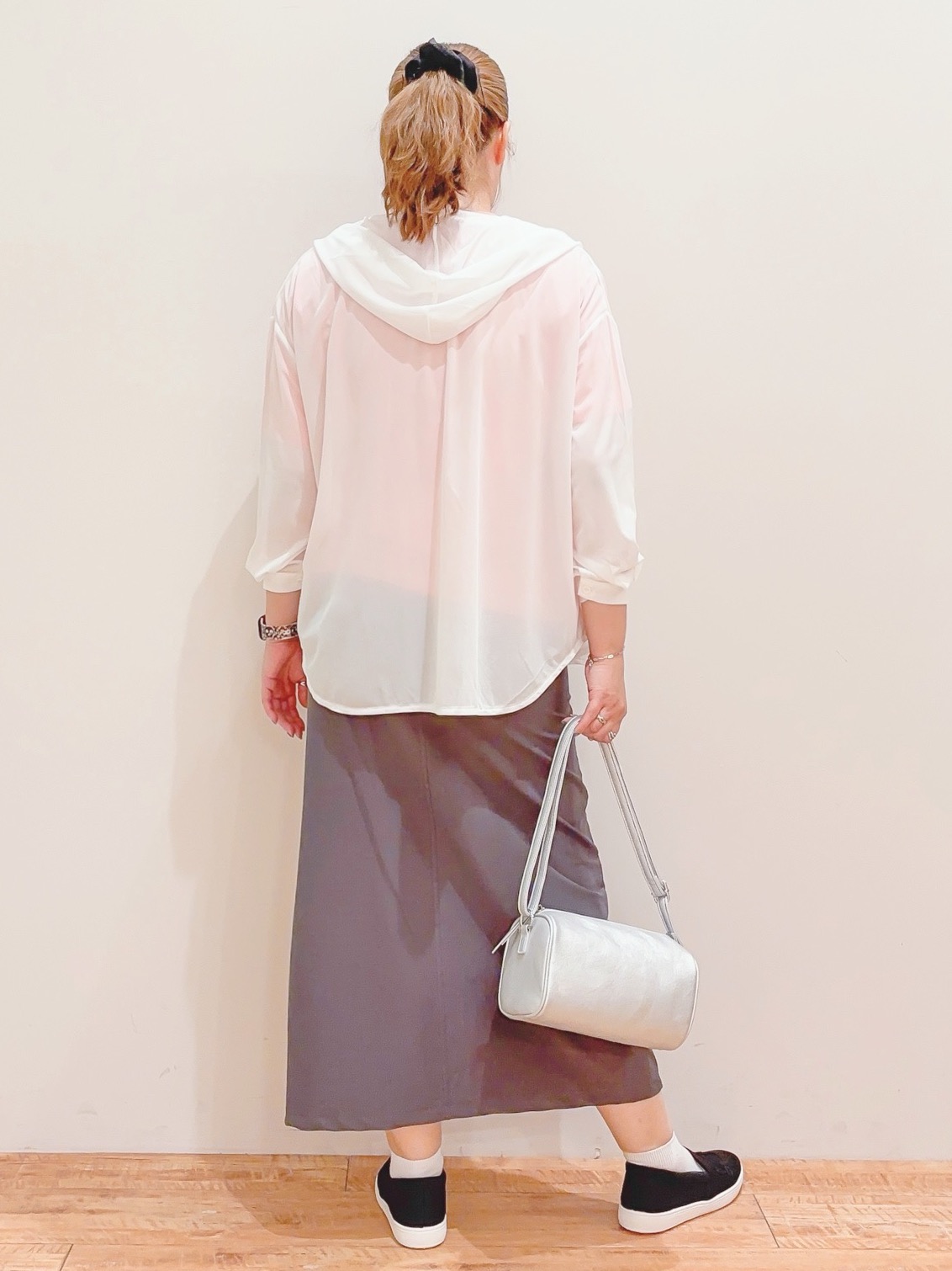 naoさんの「SHOO･LA･RUE｜【洗濯機可/体型カバー】程よい透け感の ゆるシア―シャツパーカ」を使ったコーディネート