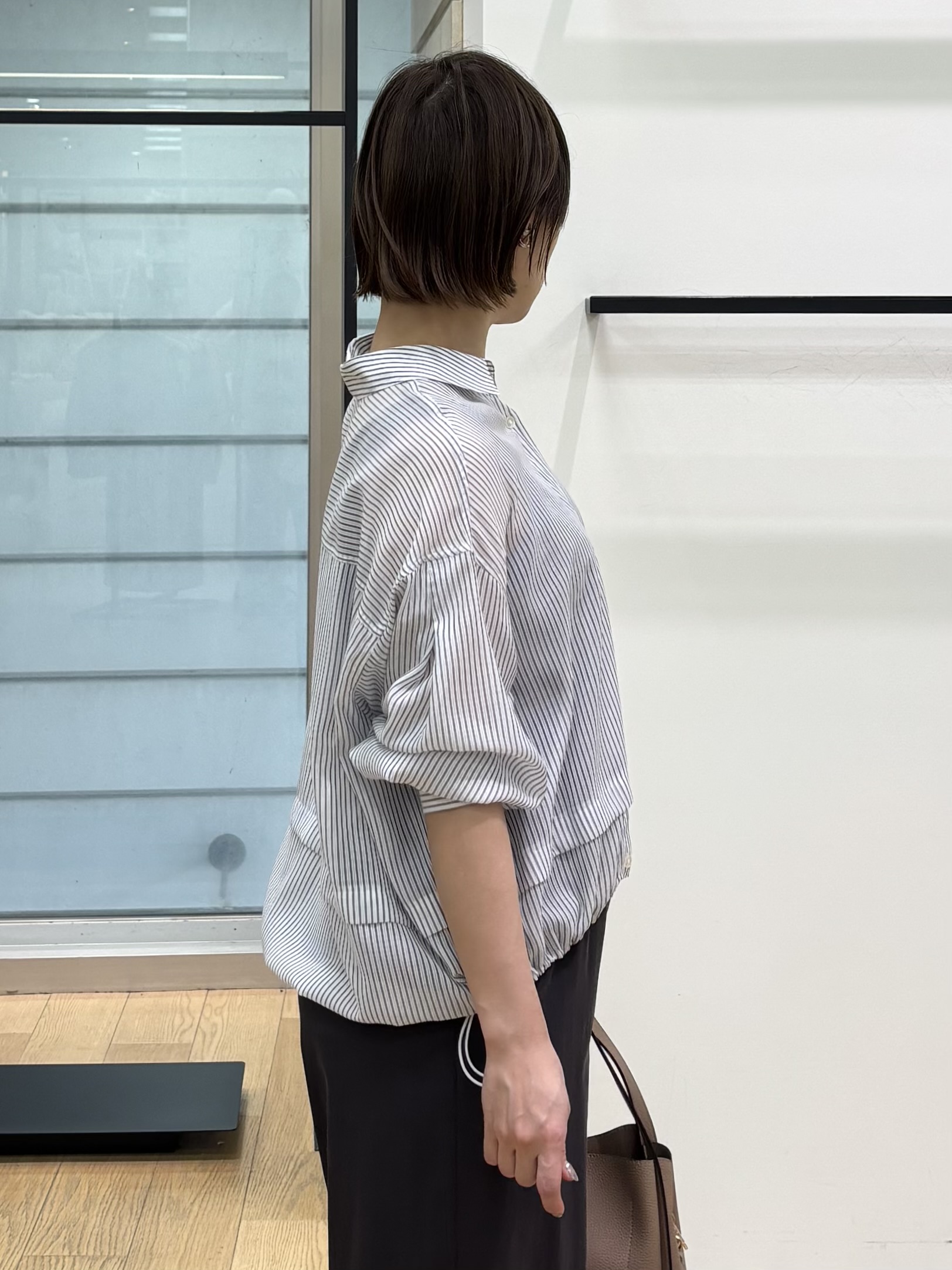 asamiさんの「INDIVI｜【接触冷感／洗える／2WAY】ドロスト付 シアーシャンブレーシャツ」を使ったコーディネート
