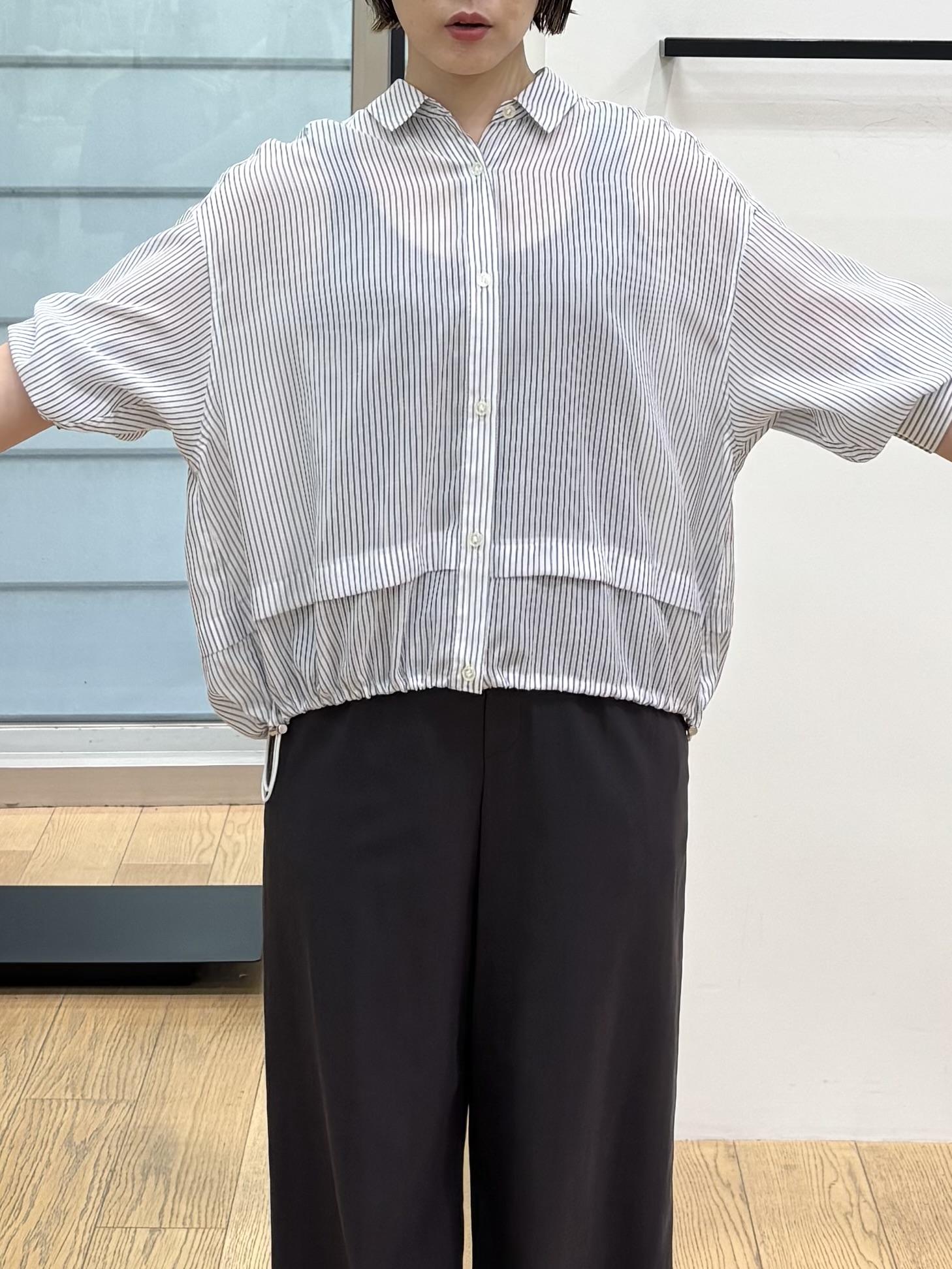 asamiさんの「INDIVI｜【接触冷感／洗える／2WAY】ドロスト付 シアーシャンブレーシャツ」を使ったコーディネート