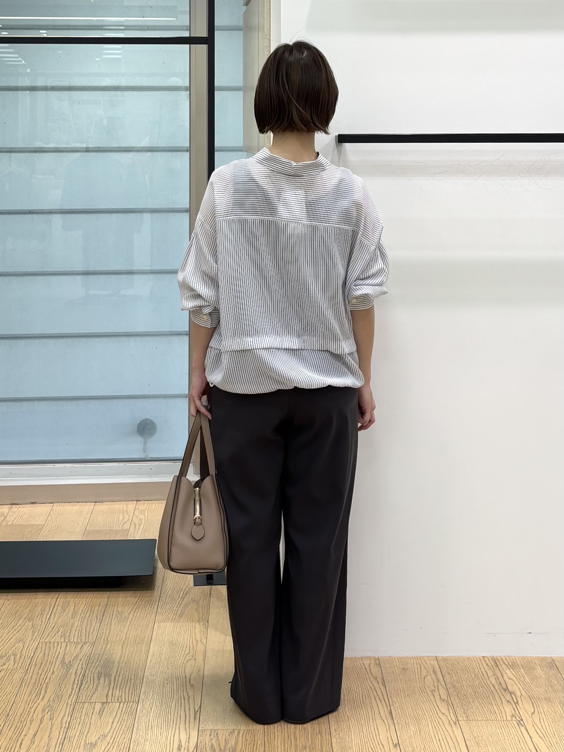 asamiさんの「INDIVI｜【接触冷感／洗える／2WAY】ドロスト付 シアーシャンブレーシャツ」を使ったコーディネート