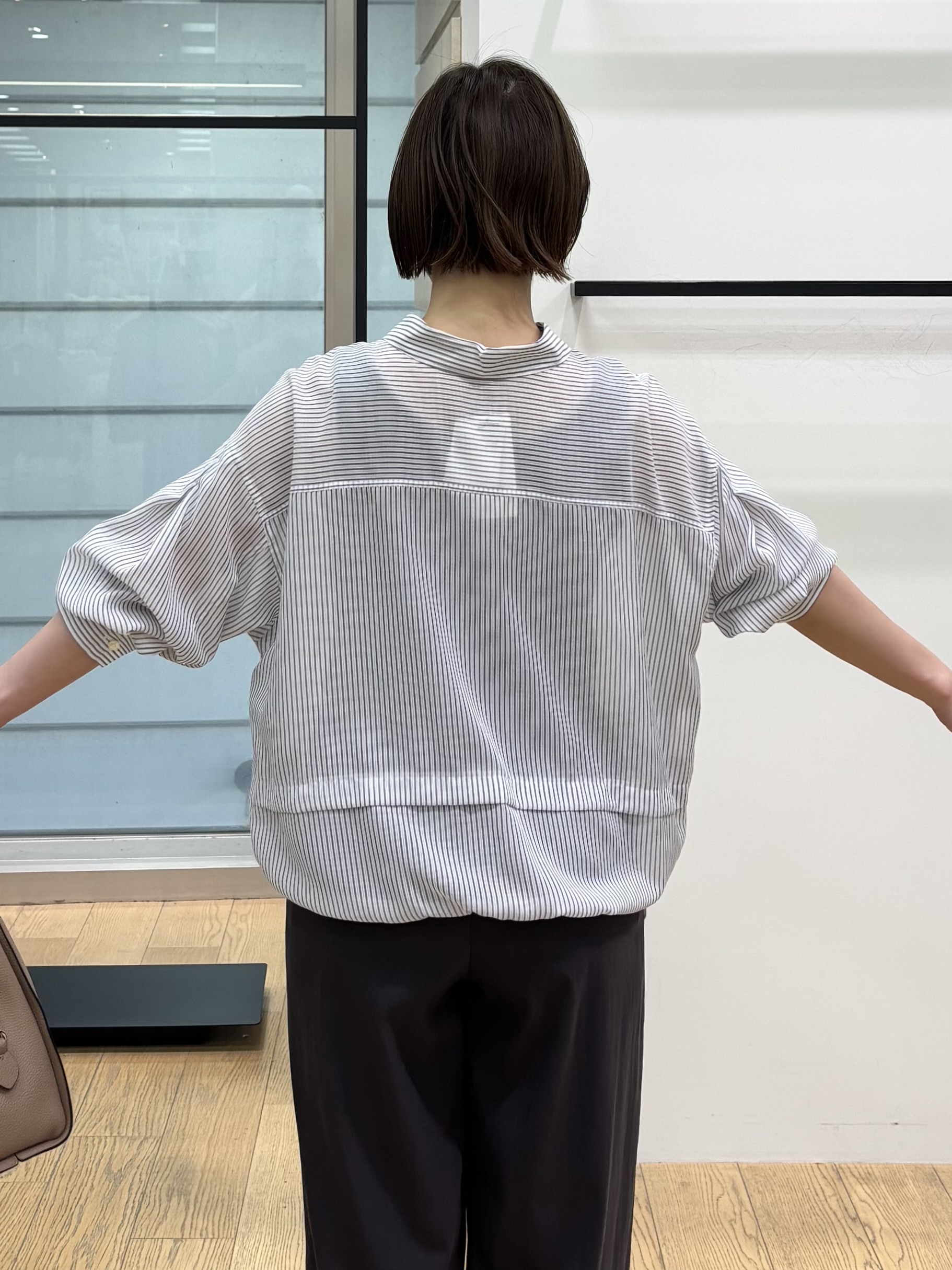 asamiさんの「INDIVI｜【接触冷感／洗える／2WAY】ドロスト付 シアーシャンブレーシャツ」を使ったコーディネート