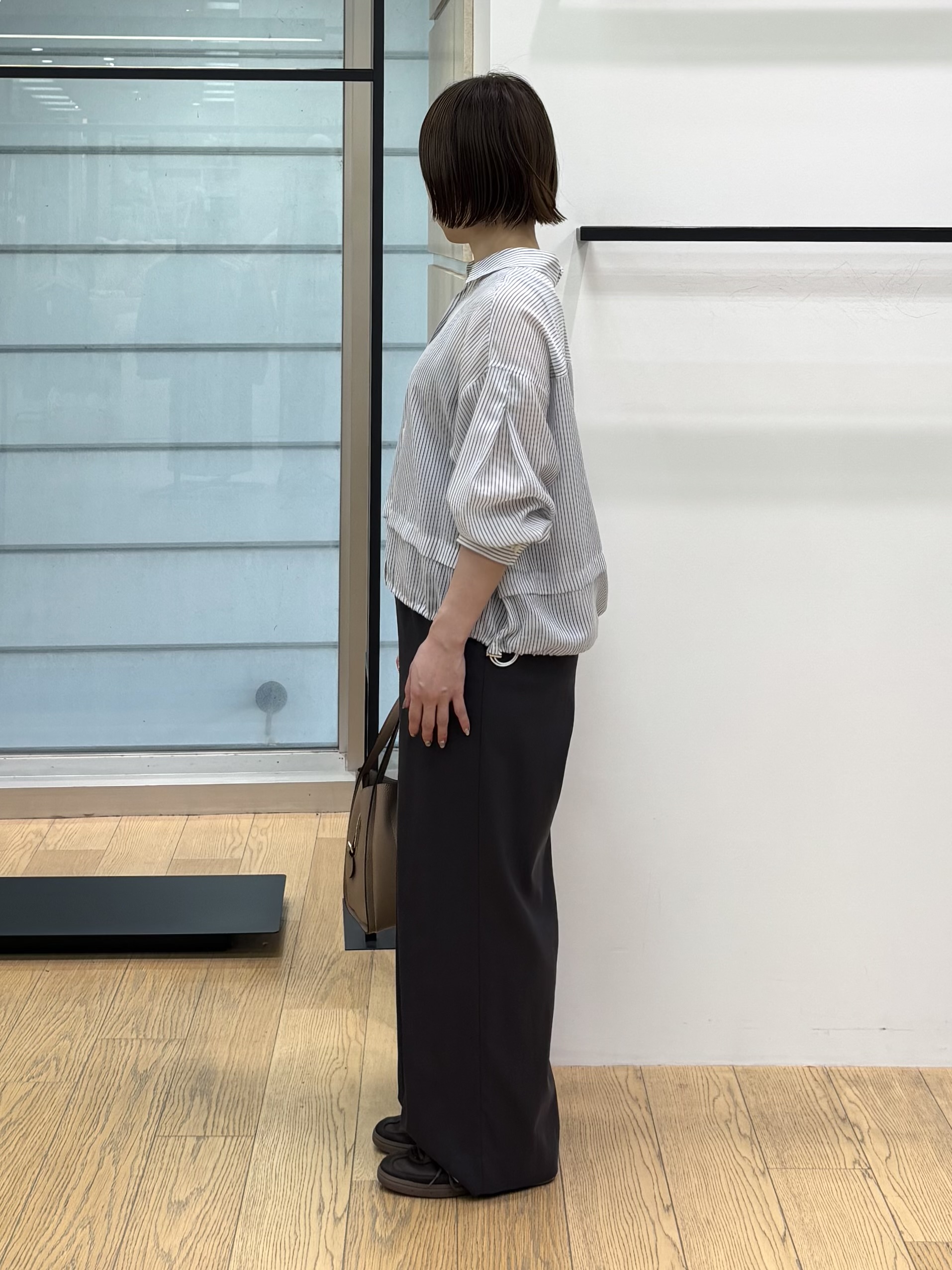 asamiさんの「INDIVI｜【接触冷感／洗える／2WAY】ドロスト付 シアーシャンブレーシャツ」を使ったコーディネート