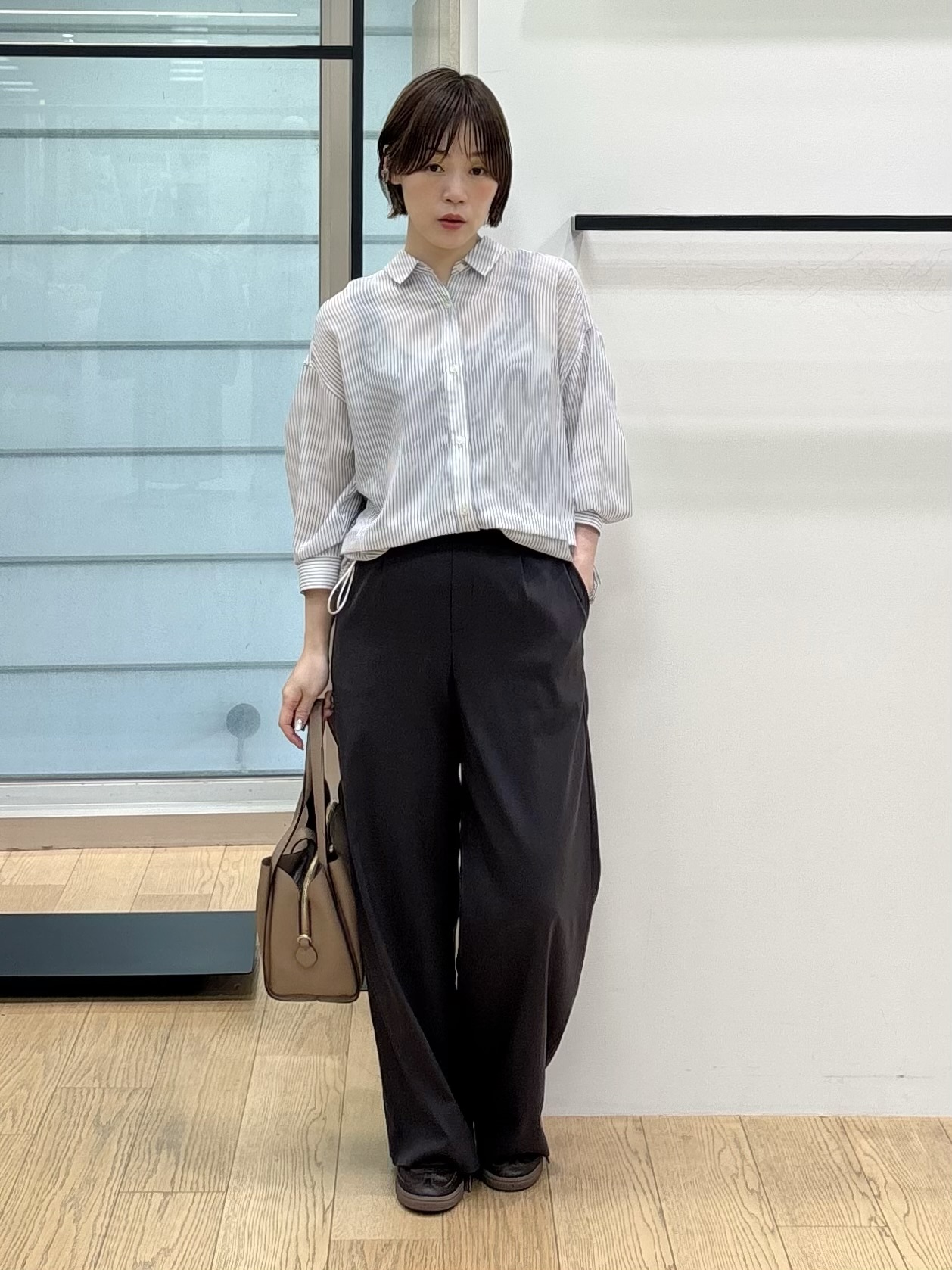 asamiさんの「INDIVI｜【接触冷感／洗える／2WAY】ドロスト付 シアーシャンブレーシャツ」を使ったコーディネート