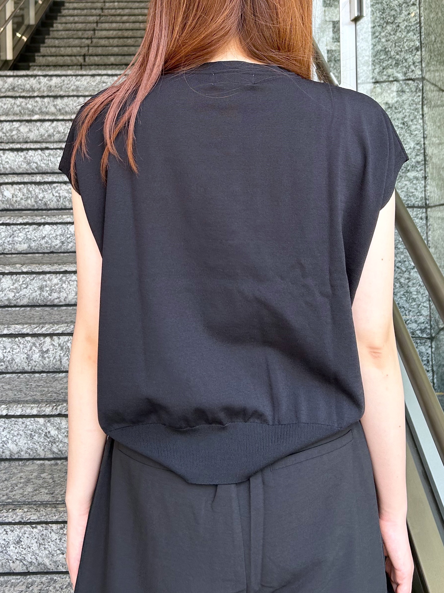 Risaさんの「OPAQUE.CLIP｜【接触冷感／UV】フリルフレンチスリーブニット《洗濯機OK》」を使ったコーディネート