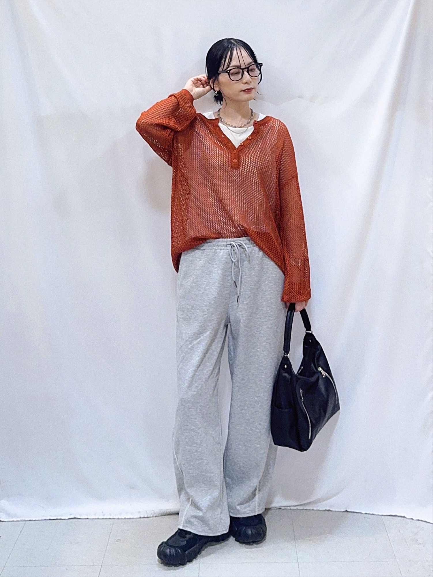 𝐇𝐢𝐫𝐨𝐦𝐢さんの「SHOO･LA･RUE｜【2点セット/洗濯機可/S-LL】ヘンリーネックメッシュニット+タンクトップセット」を使ったコーディネート