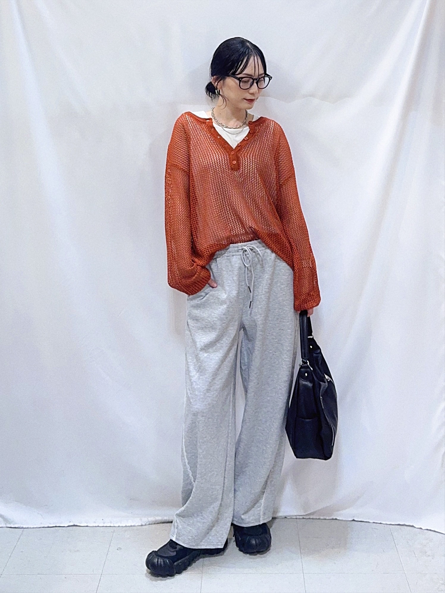 𝐇𝐢𝐫𝐨𝐦𝐢さんの「SHOO･LA･RUE｜【2点セット/洗濯機可/S-LL】ヘンリーネックメッシュニット+タンクトップセット」を使ったコーディネート