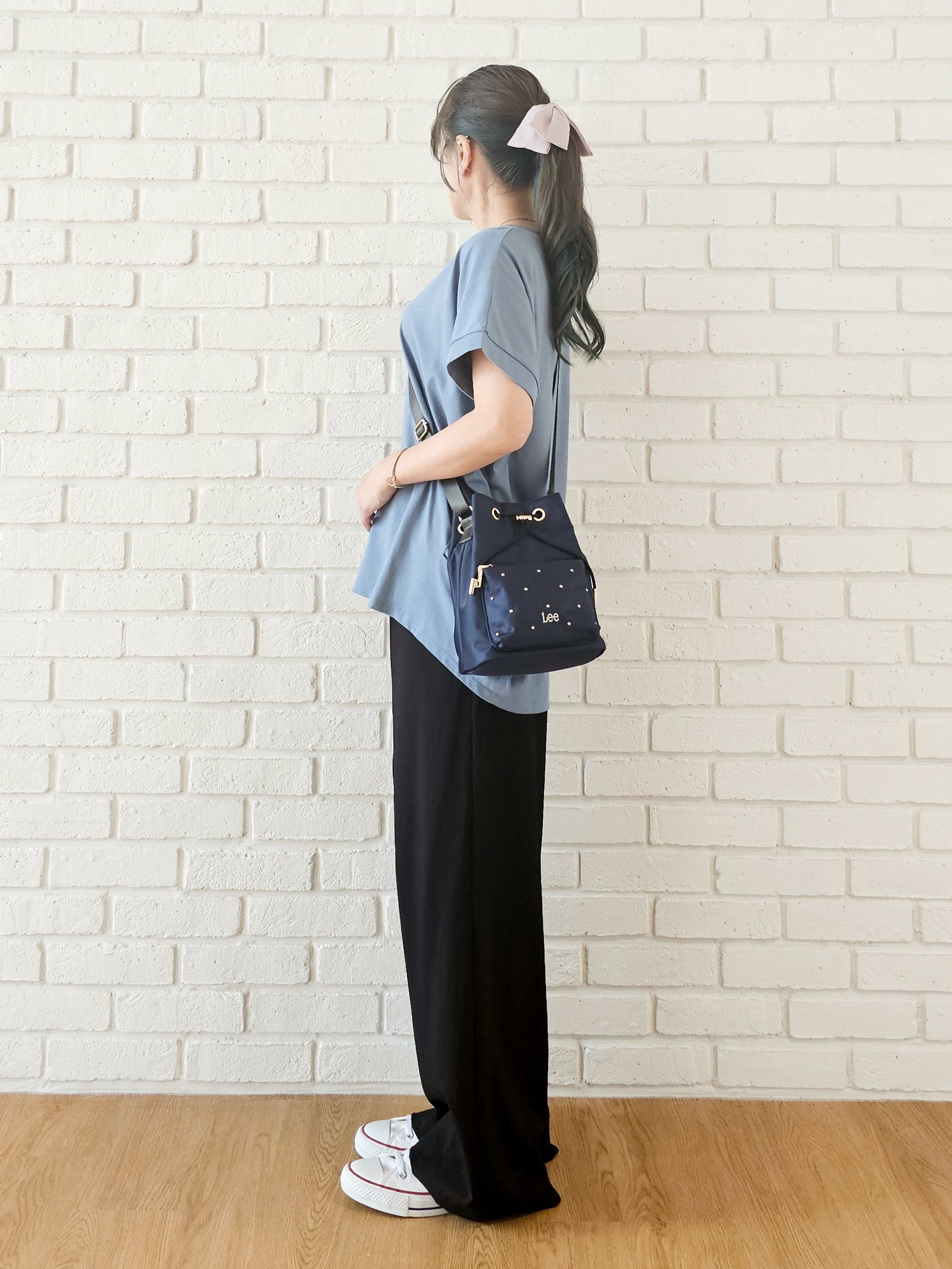 ゆゆさんの「SHOO･LA･RUE｜【汗じみ防止/ひんやり/体型カバー】真夏の味方。汗じみが気になりにくい 大人の刺繍ロゴTシャツ」を使ったコーディネート
