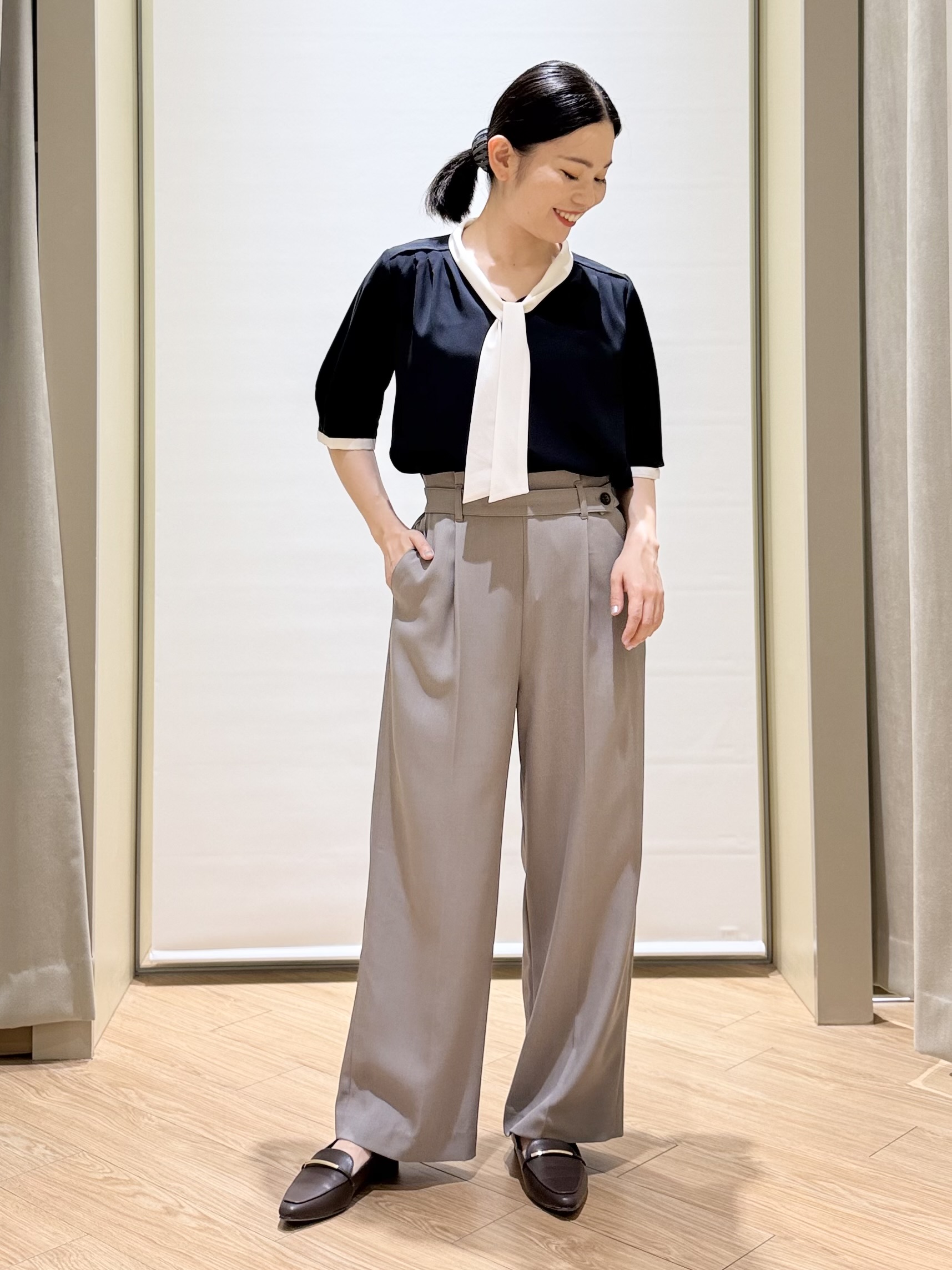あんりさんの「grove｜【洗濯機OK/シワになりにくい】1枚で華やぐ配色ボウタイブラウス」を使ったコーディネート