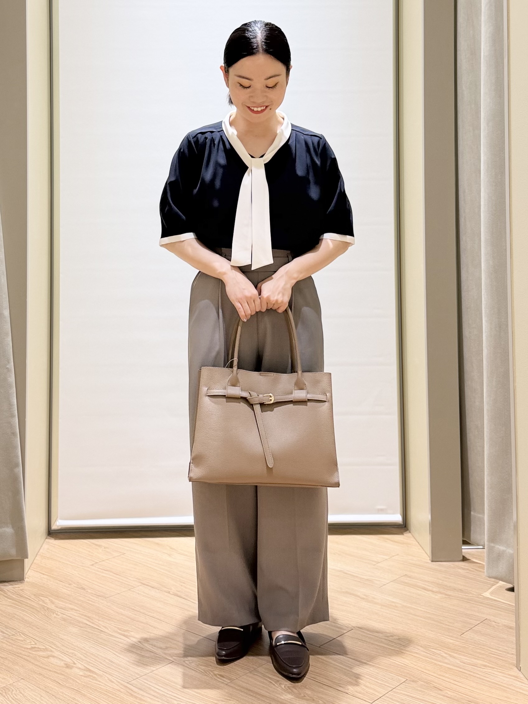 あんりさんの「grove｜【洗濯機OK/シワになりにくい】1枚で華やぐ配色ボウタイブラウス」を使ったコーディネート