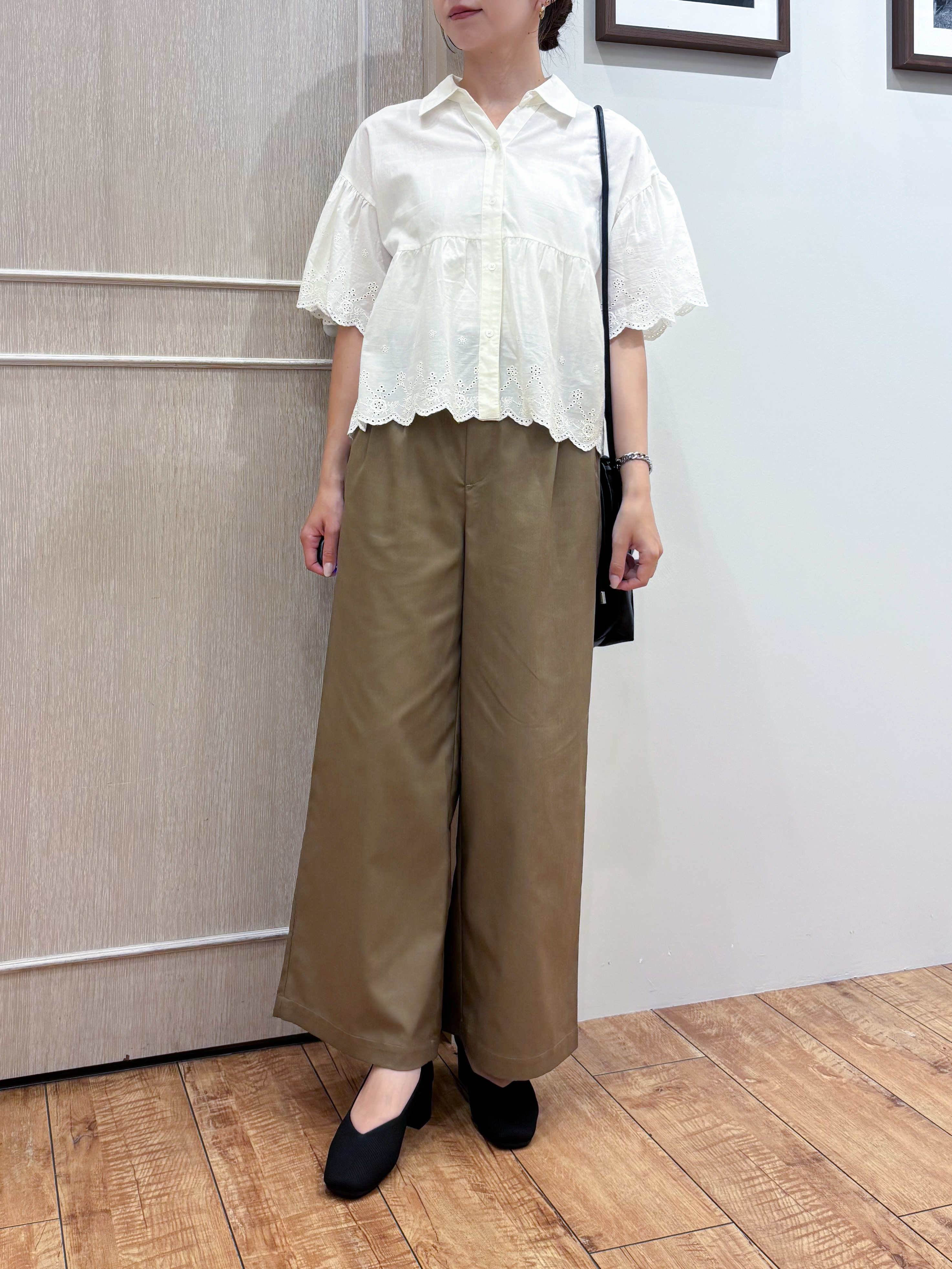 なみさんの「SHOO･LA･RUE｜【洗濯機可/綿100％/体型カバー】刺繍レースがこなれ見え 二の腕が隠せる ペプラムブラウス」を使ったコーディネート
