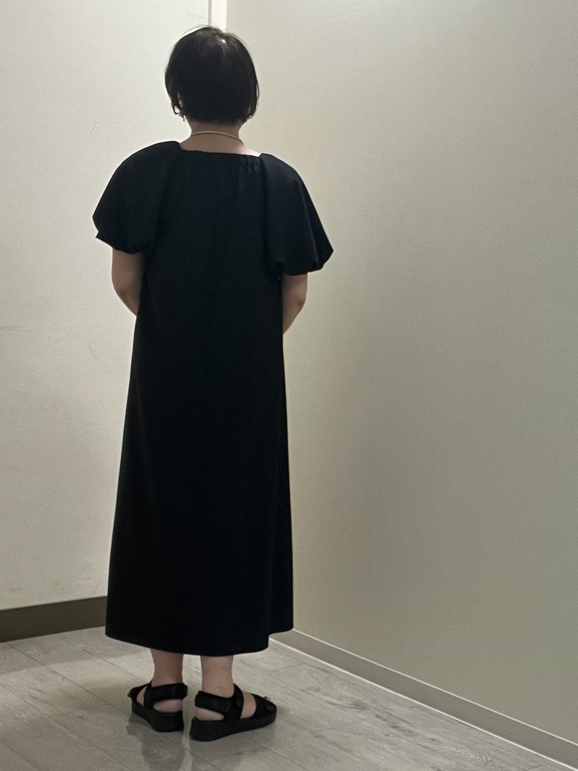 mariさんの「Reflect｜【UVカット／手洗い可】パフスリーブ Vネックワンピース」を使ったコーディネート