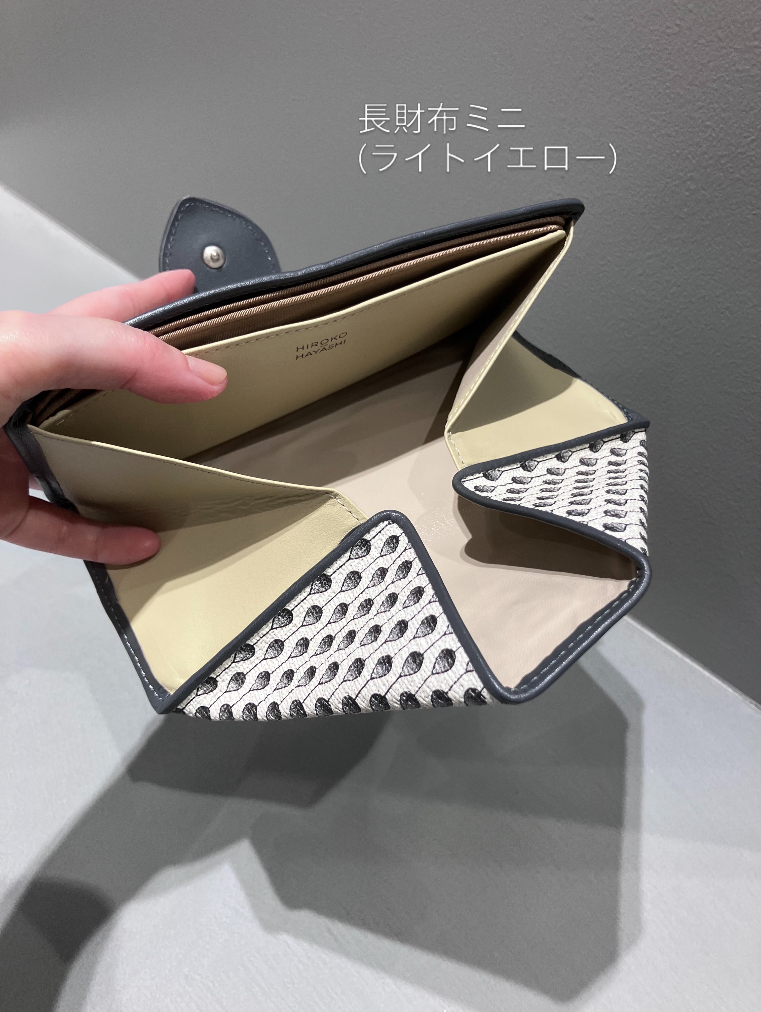 Cさんの「HIROKO HAYASHI｜STILLA（スティラ）長財布ミニ」を使ったコーディネート