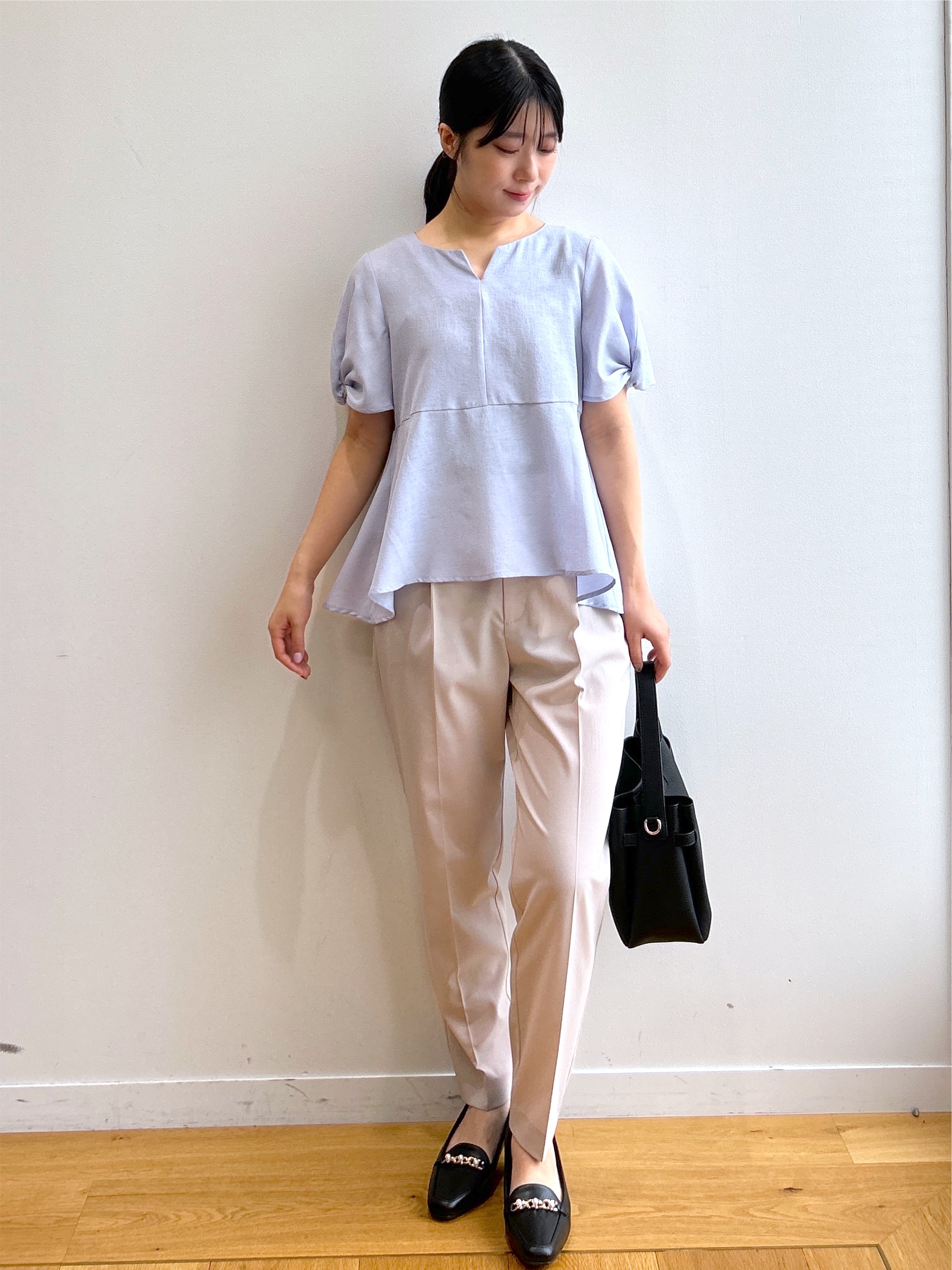 RINAさんの「index｜【接触冷感／吸水速乾】キーネックペプラムブラウス《洗濯機OK》」を使ったコーディネート