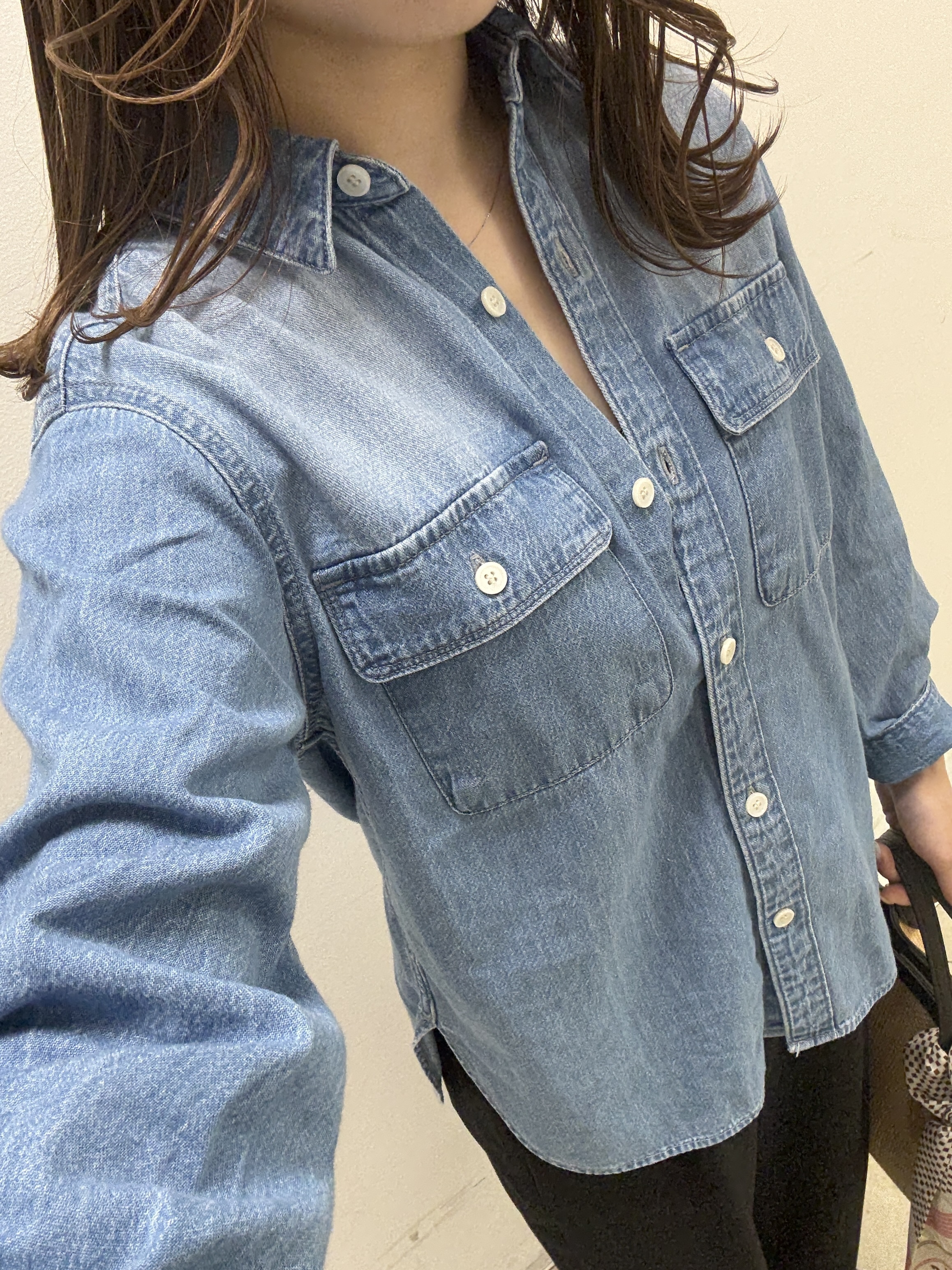 kahoさんの「INDIVI｜【洗える／体型カバー】ライトデニム ワークシャツ」を使ったコーディネート