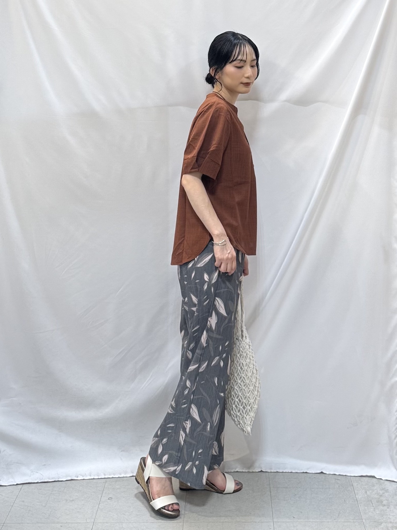 𝐇𝐢𝐫𝐨𝐦𝐢さんの「SHOO･LA･RUE｜【洗濯後しわになりにくい/インせずきまる】お袖のハシゴレースで涼やかに 麻調スキッパーブラウス」を使ったコーディネート