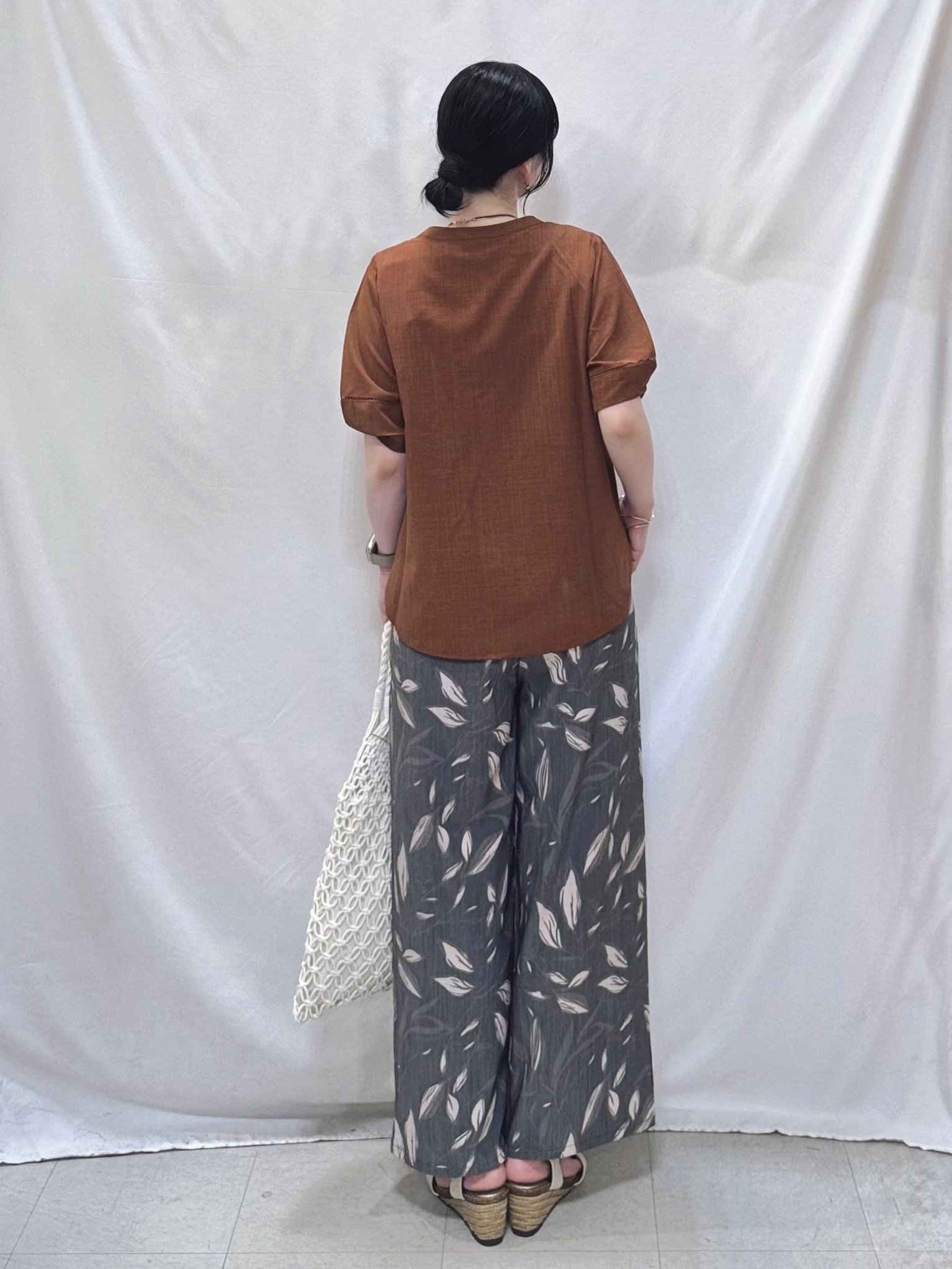 𝐇𝐢𝐫𝐨𝐦𝐢さんの「SHOO･LA･RUE｜【洗濯後しわになりにくい/インせずきまる】お袖のハシゴレースで涼やかに 麻調スキッパーブラウス」を使ったコーディネート