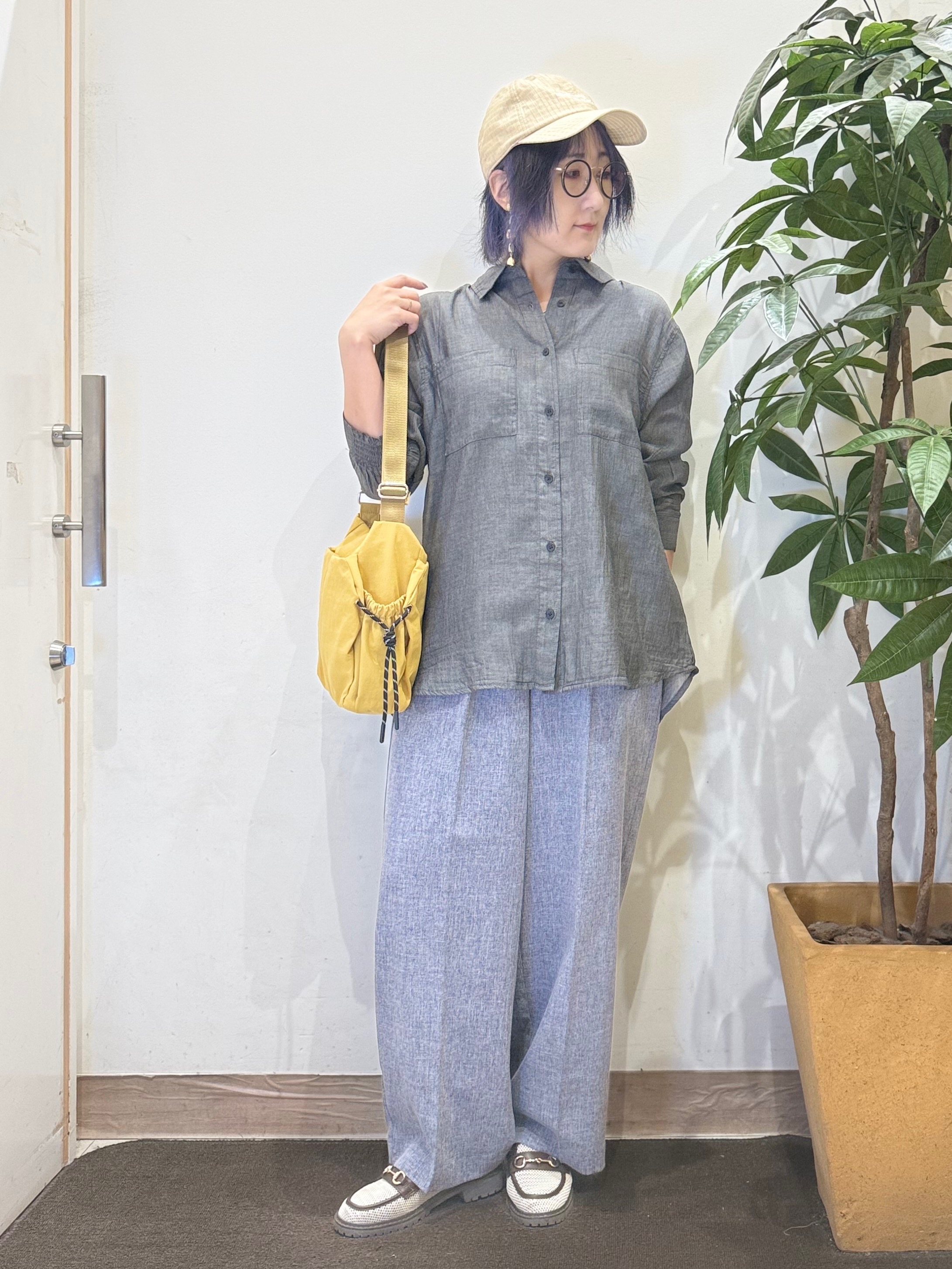 misakiさんの「SHOO･LA･RUE｜【綿100%/UV/S-LL/体型カバー】ヒップが隠せる 柔らかシアーデニムシャツ」を使ったコーディネート