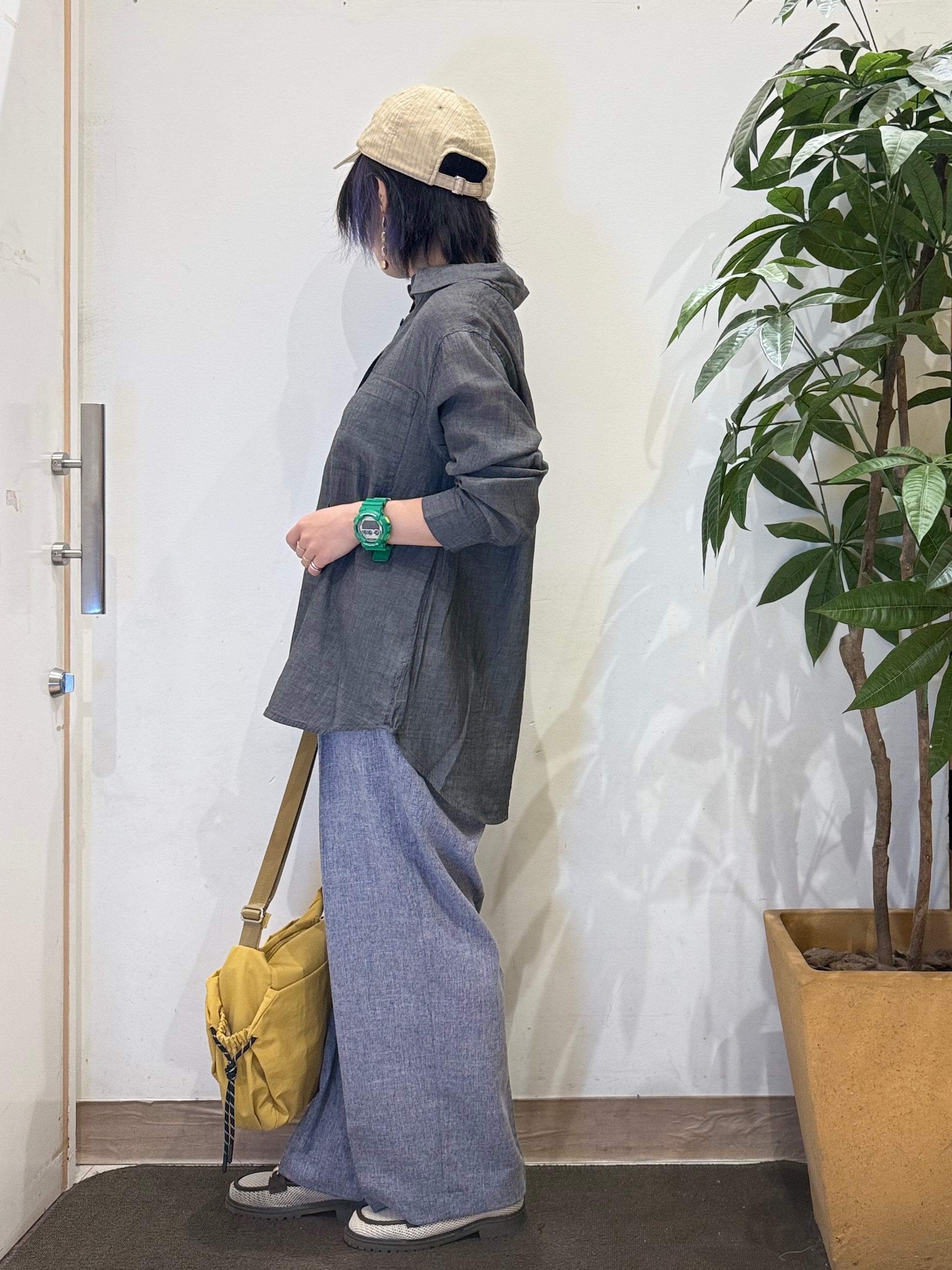 misakiさんの「SHOO･LA･RUE｜【綿100%/UV/S-LL/体型カバー】ヒップが隠せる 柔らかシアーデニムシャツ」を使ったコーディネート