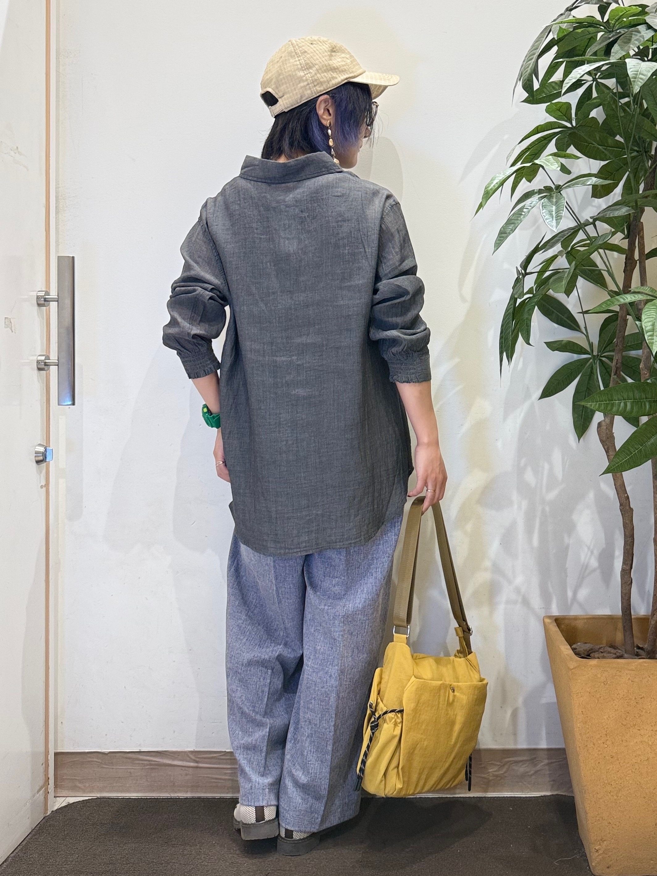 misakiさんの「SHOO･LA･RUE｜【綿100%/UV/S-LL/体型カバー】ヒップが隠せる 柔らかシアーデニムシャツ」を使ったコーディネート